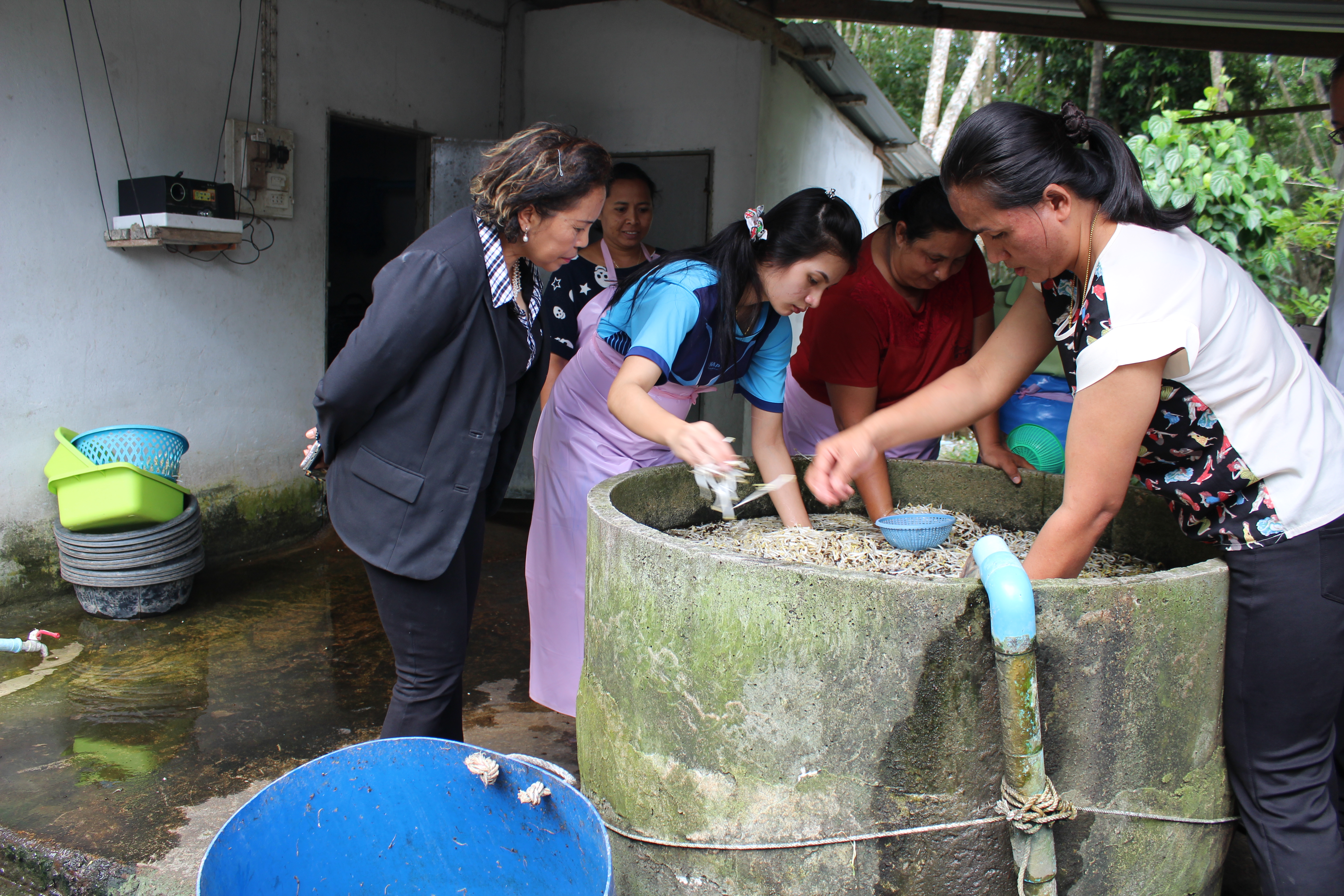 ผู้ตรวจราชการกรมฯ เยี่ยมชมให้กำลังใจกลุ่มอาชีพกองทุนพัฒนาบทบาทสตรี