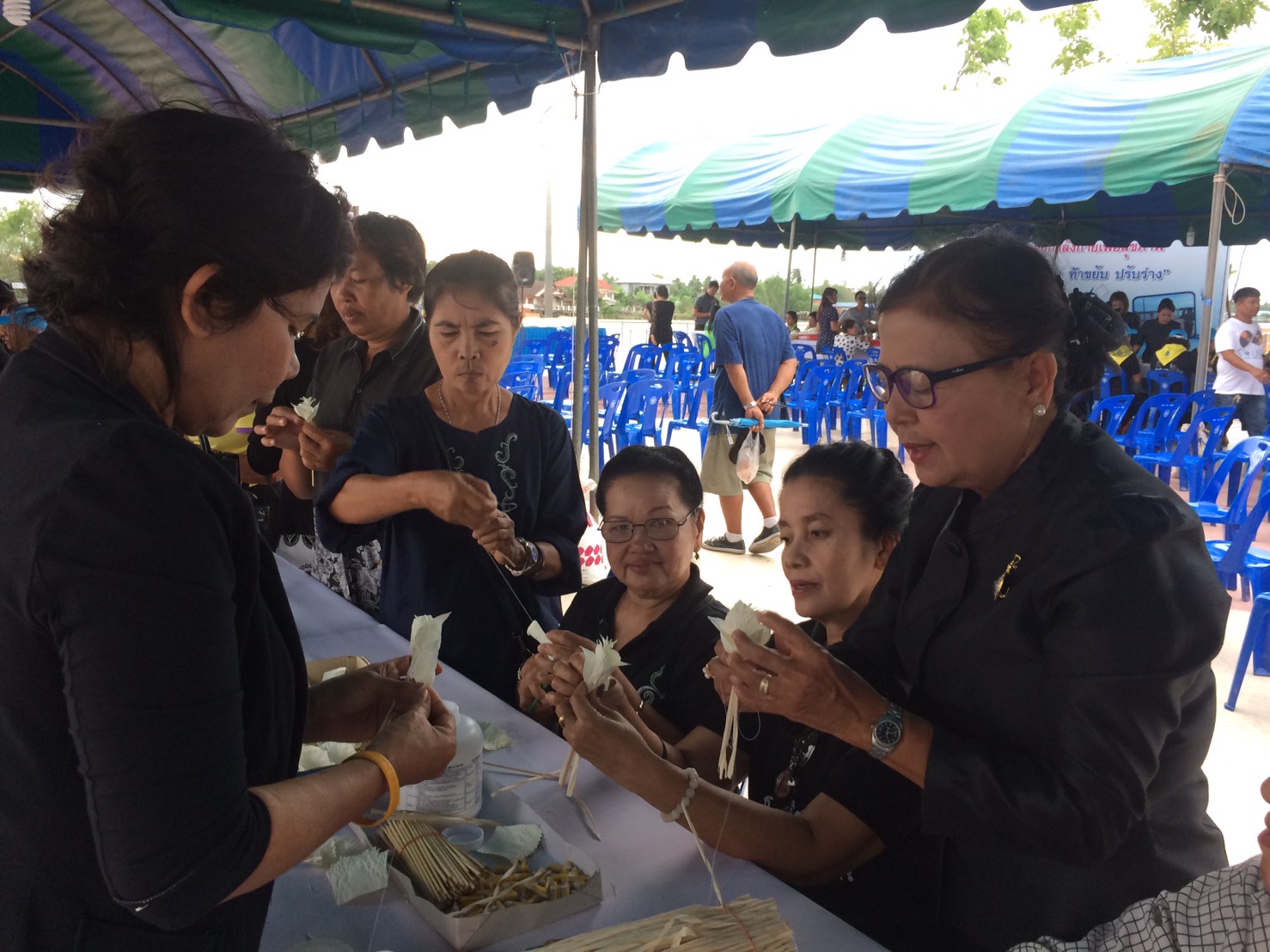 โครงการจังหวัดสุราษฎร์ธานีรวมใจ ทำดอกไม้จันทร์ ถวายพ่อหลวงสู่สรวงสวรรค์