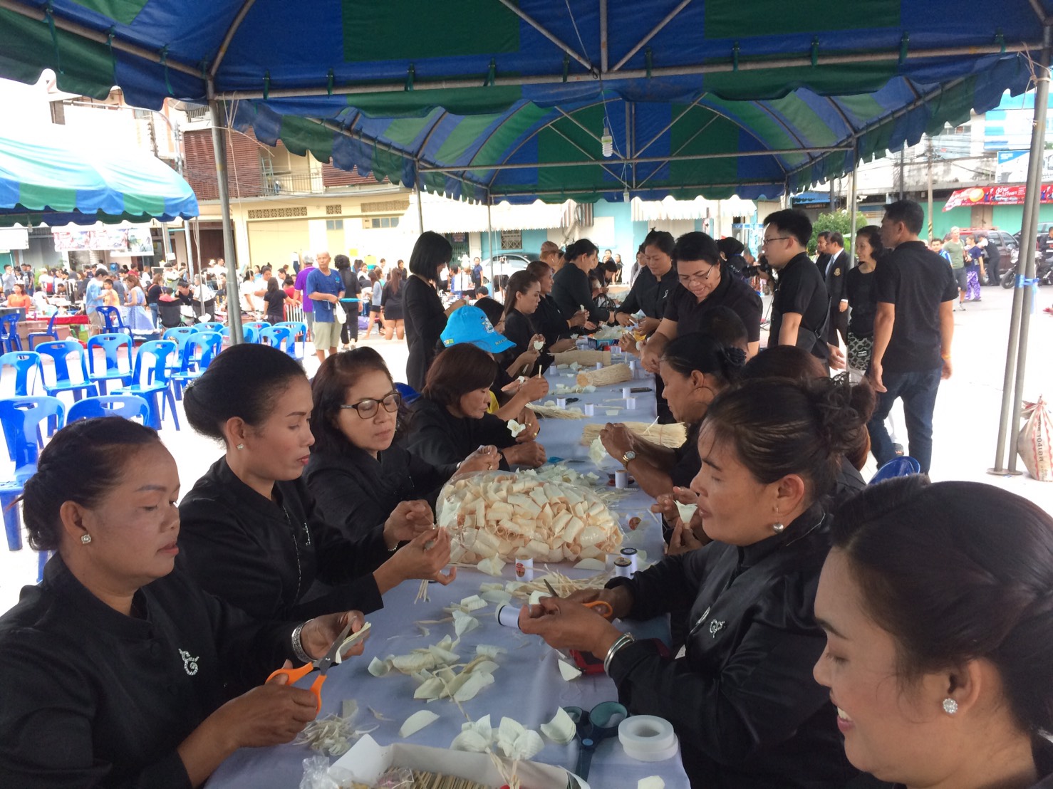 โครงการจังหวัดสุราษฎร์ธานีรวมใจ ทำดอกไม้จันทร์ ถวายพ่อหลวงสู่สรวงสวรรค์