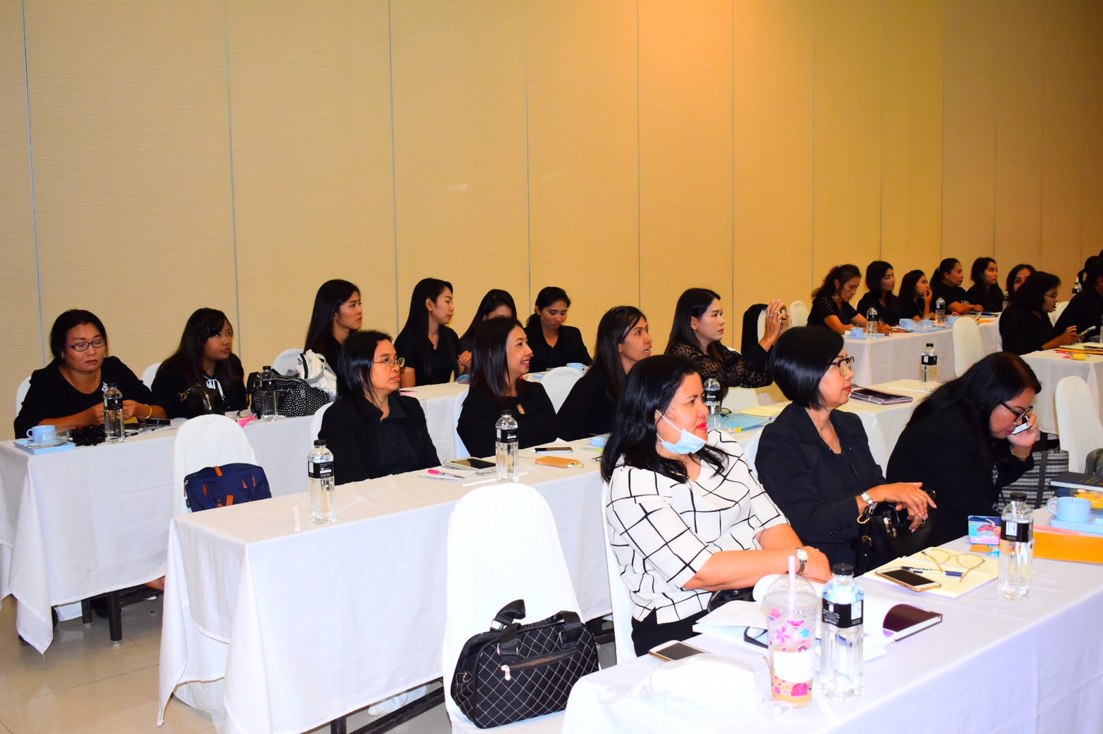 สพจ.สุราษฎร์ธานี จัดประชุมมอบนโยบายการดำเนินงานพัฒนาชุมชนจังหวัดสุราษฎร์ธานี ประจำปีงบประมาณ 2561
