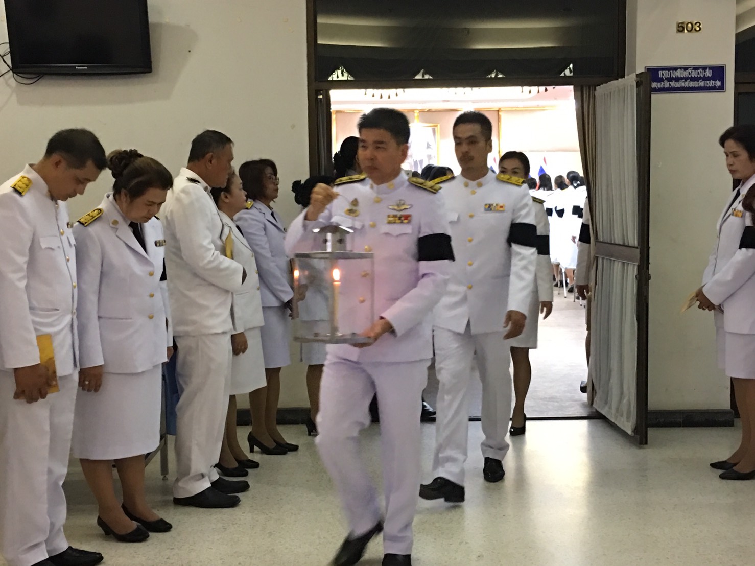 พจ.ร่วมพิธีรับไฟหลวงพระราชทานและหีบเพลิงพระราชทาน ไปในพิธีถวายพระเพลิงพระบรมศพพระบาทสมเด็จพระปรมินทรมหาภูมิพลอดุลยเดช บรมนาถบพิตร