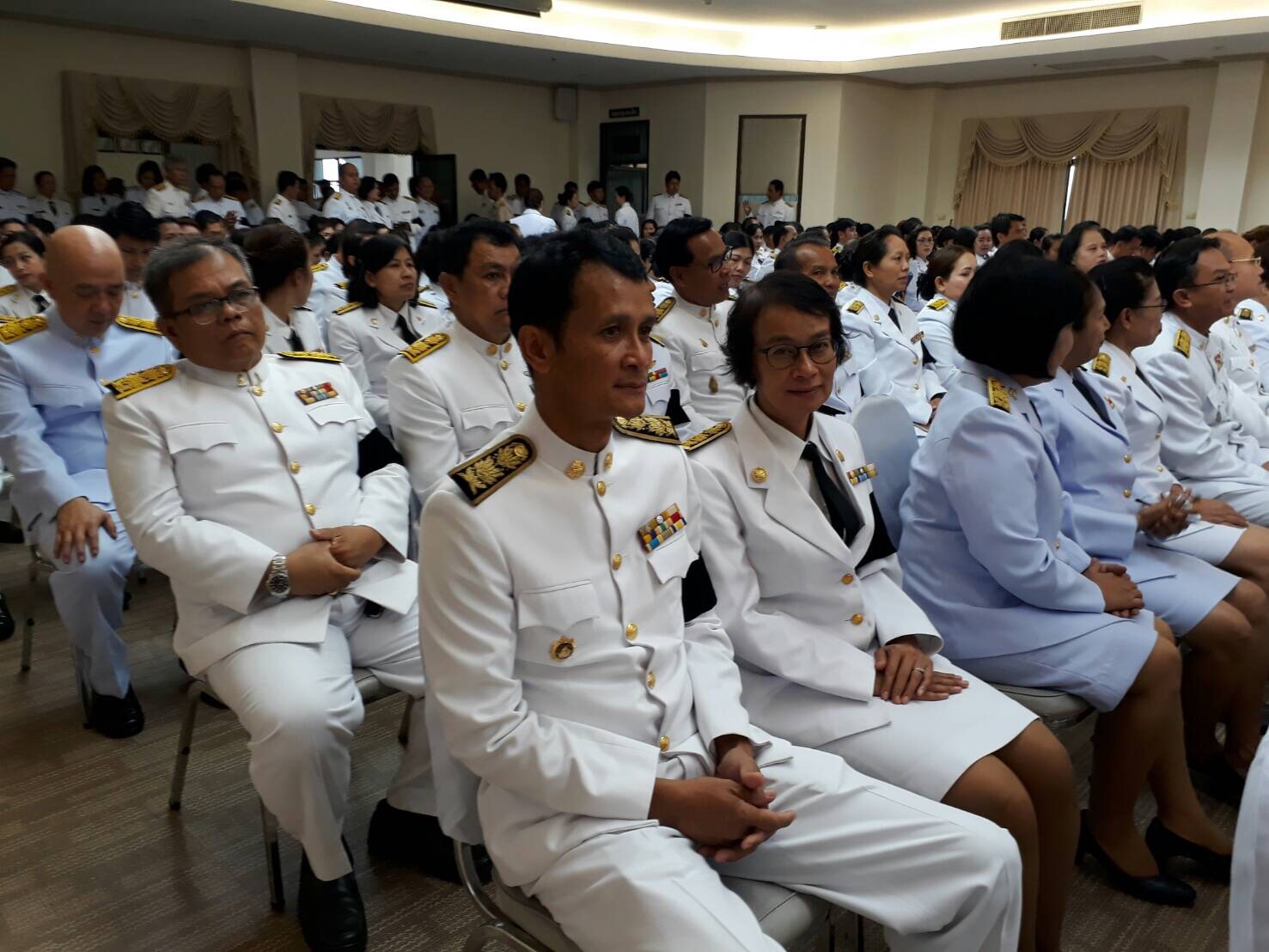 พจ.ร่วมพิธีรับไฟหลวงพระราชทานและหีบเพลิงพระราชทาน ไปในพิธีถวายพระเพลิงพระบรมศพพระบาทสมเด็จพระปรมินทรมหาภูมิพลอดุลยเดช บรมนาถบพิตร