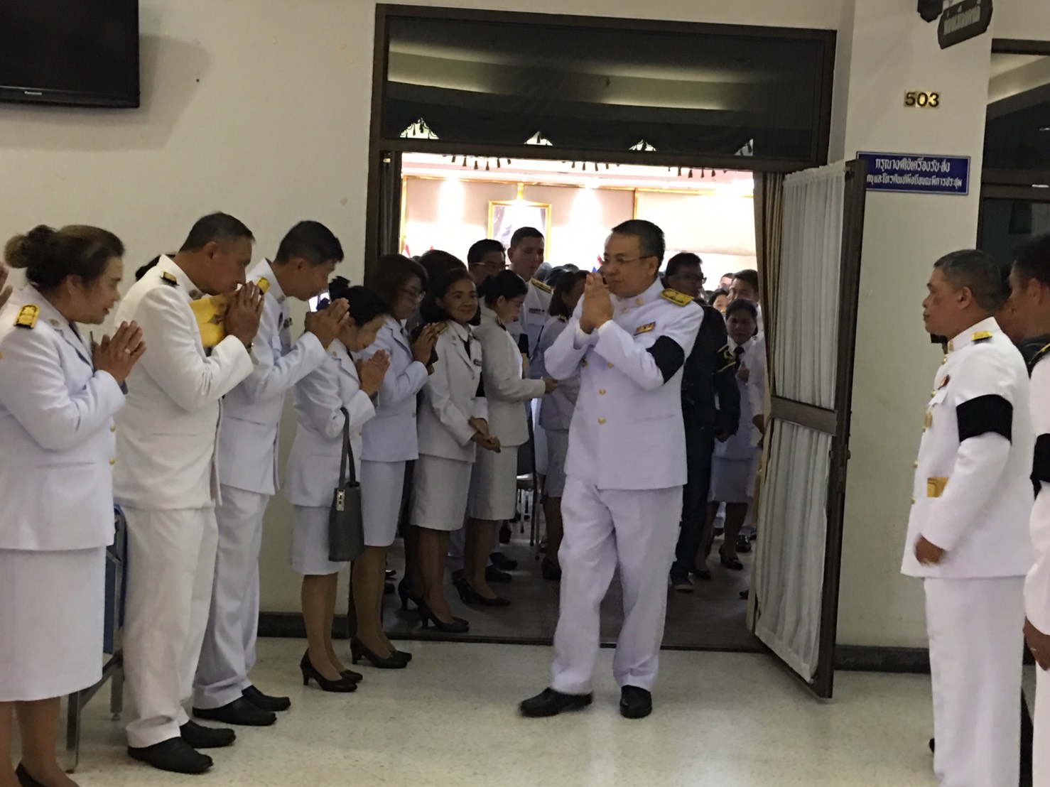 พจ.ร่วมพิธีรับไฟหลวงพระราชทานและหีบเพลิงพระราชทาน ไปในพิธีถวายพระเพลิงพระบรมศพพระบาทสมเด็จพระปรมินทรมหาภูมิพลอดุลยเดช บรมนาถบพิตร