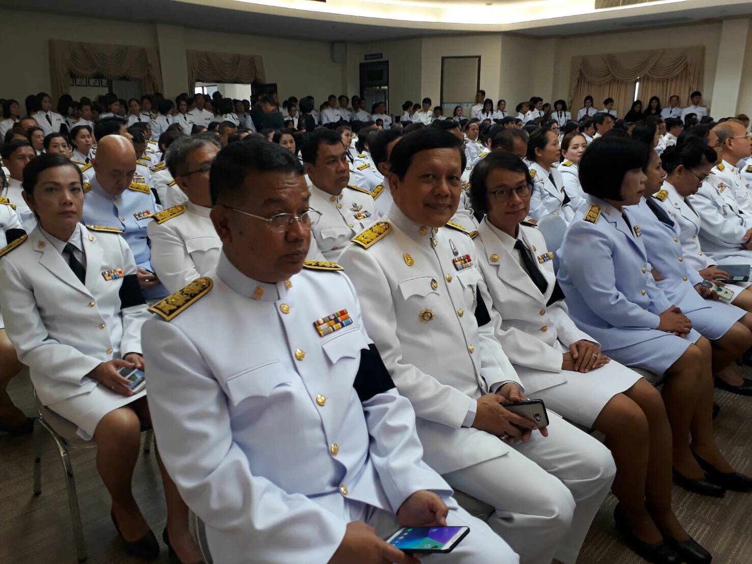 พจ.ร่วมพิธีรับไฟหลวงพระราชทานและหีบเพลิงพระราชทาน ไปในพิธีถวายพระเพลิงพระบรมศพพระบาทสมเด็จพระปรมินทรมหาภูมิพลอดุลยเดช บรมนาถบพิตร