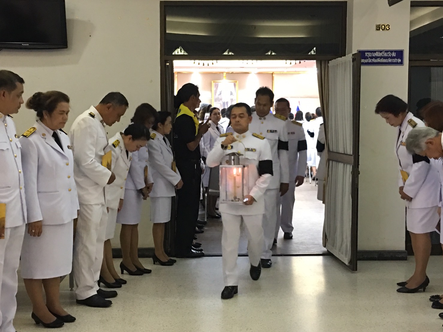 พจ.ร่วมพิธีรับไฟหลวงพระราชทานและหีบเพลิงพระราชทาน ไปในพิธีถวายพระเพลิงพระบรมศพพระบาทสมเด็จพระปรมินทรมหาภูมิพลอดุลยเดช บรมนาถบพิตร