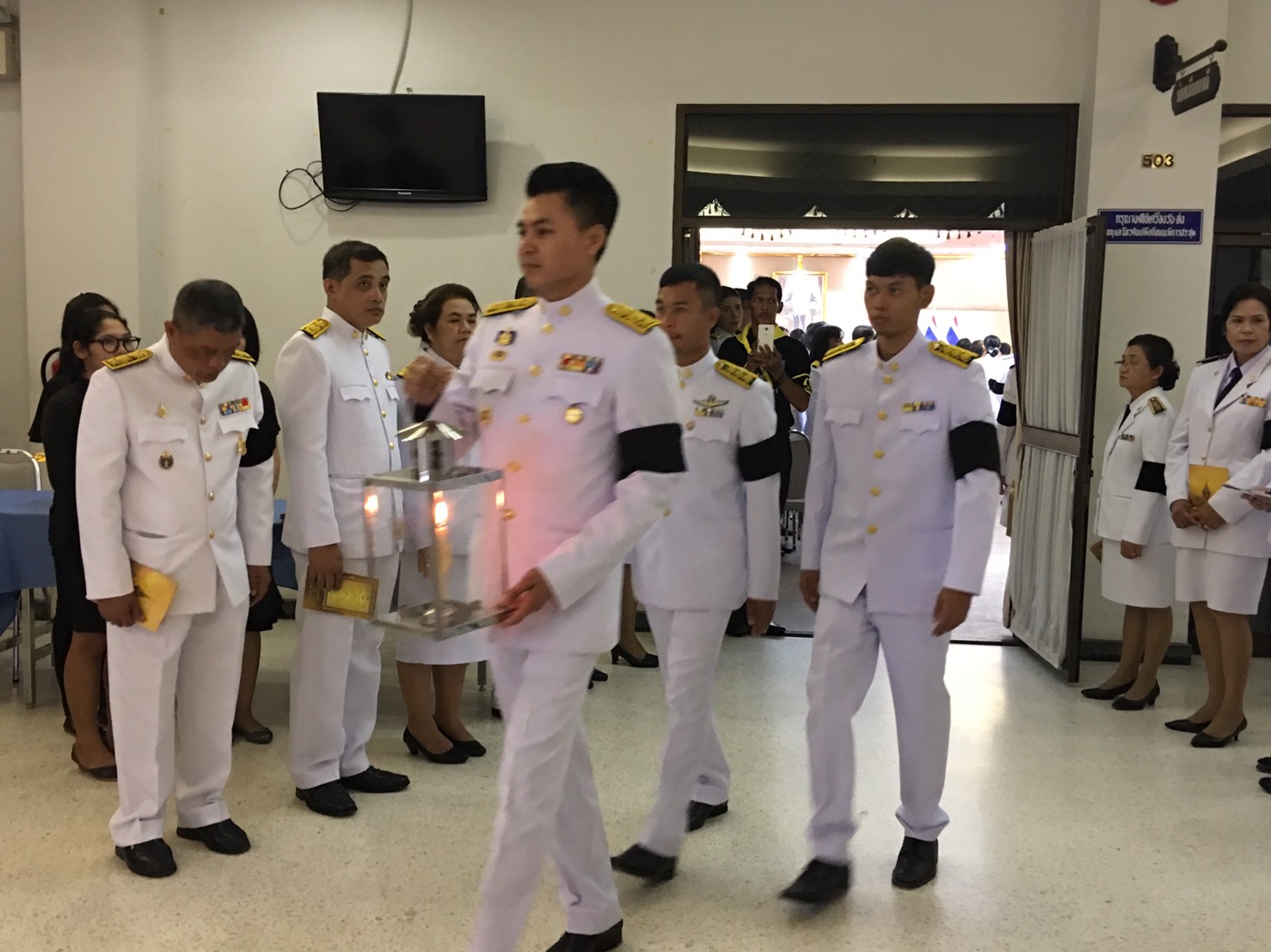 พจ.ร่วมพิธีรับไฟหลวงพระราชทานและหีบเพลิงพระราชทาน ไปในพิธีถวายพระเพลิงพระบรมศพพระบาทสมเด็จพระปรมินทรมหาภูมิพลอดุลยเดช บรมนาถบพิตร