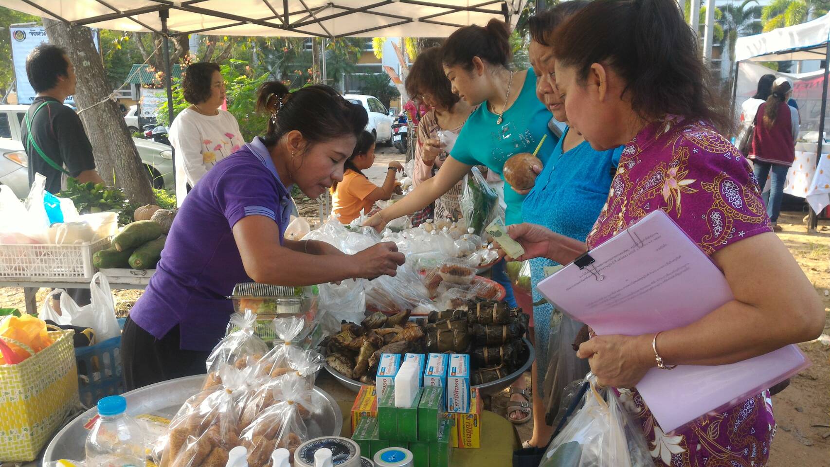 คึกคัก!!! ตลาดประชารัฐคนไทยยิ้มได้จังหวัดสุราษฎร์ธานี