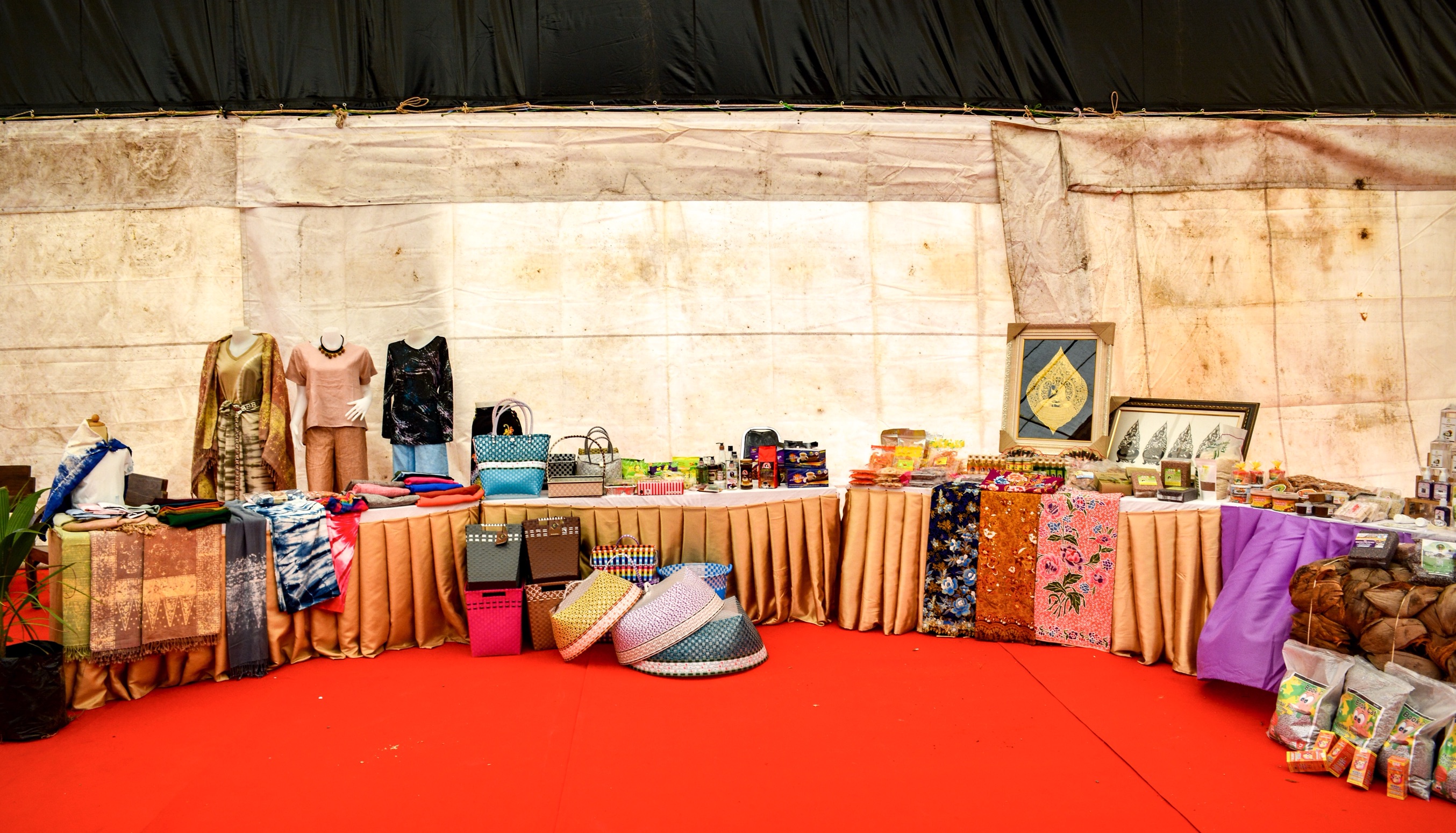 ส่งเสริมการพัฒนาเครือข่ายผลิตภัณฑ์ชุมชน