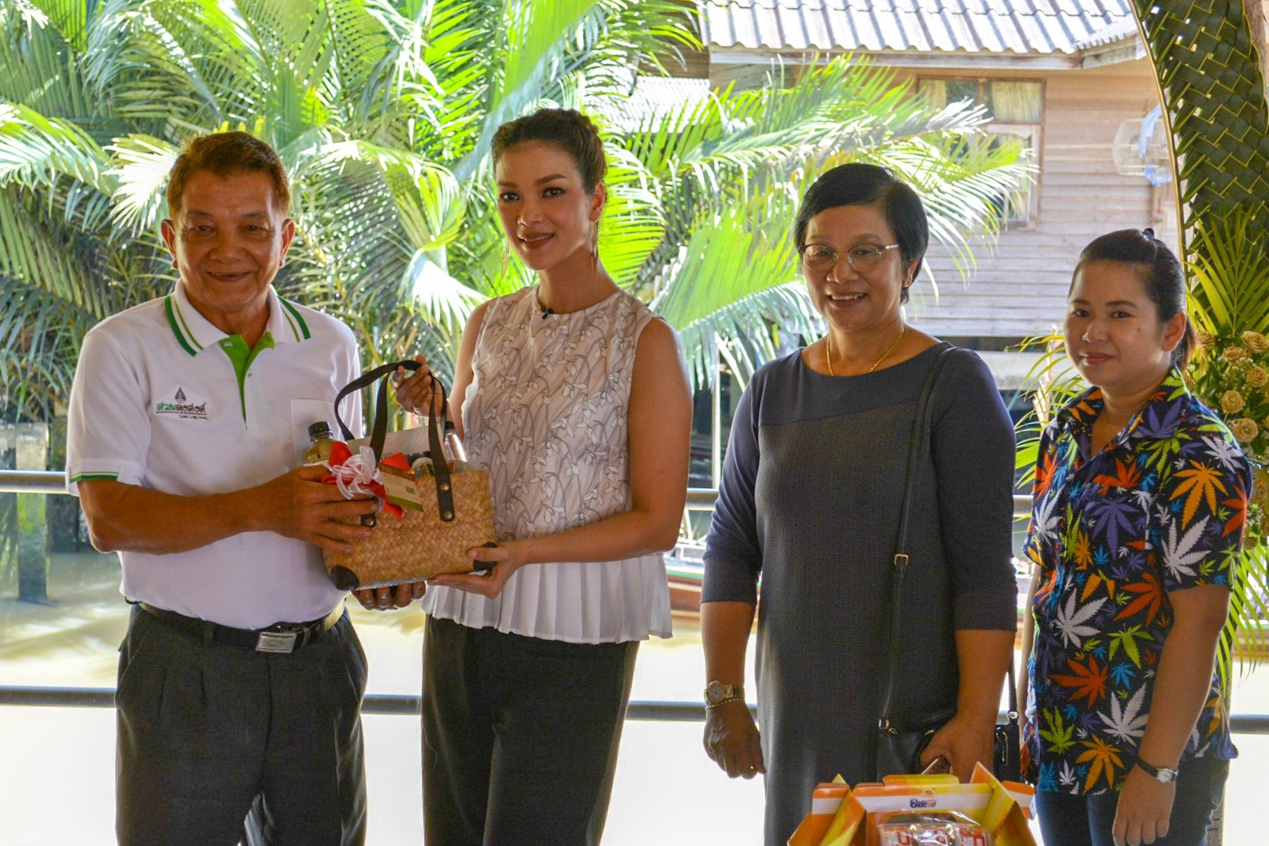 รายการนารีกระจ่าง ถ่ายทอดสด ณ ตลาดประชารัฐบางใบไม้