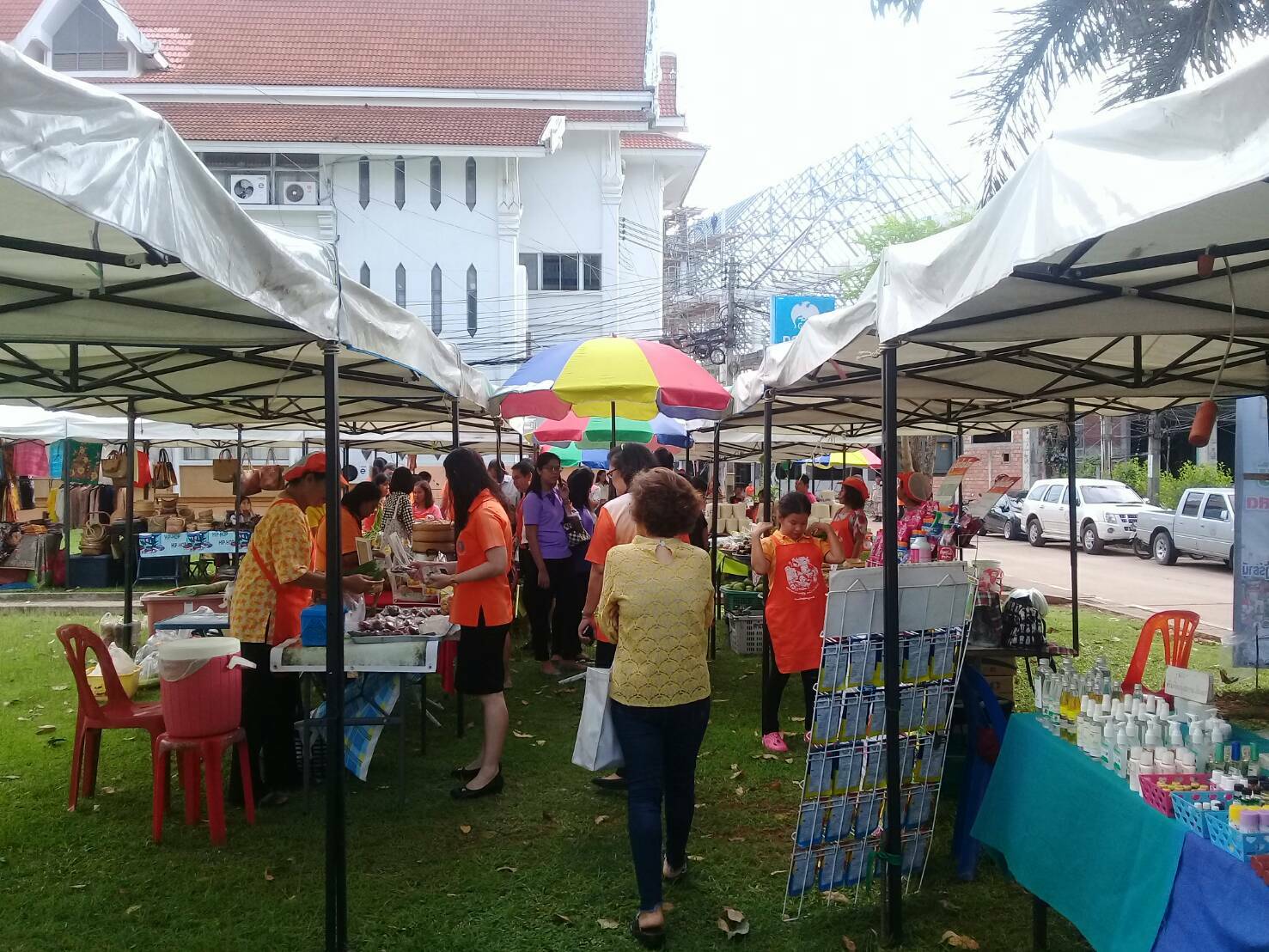 ตลาดประชารัฐคนไทยยิ้มได้ หน้าศาลากลาง ย้ายสถานที่ ไปที่สนามหน้าอาคาร อบจ.สุราษฎร์ธานี