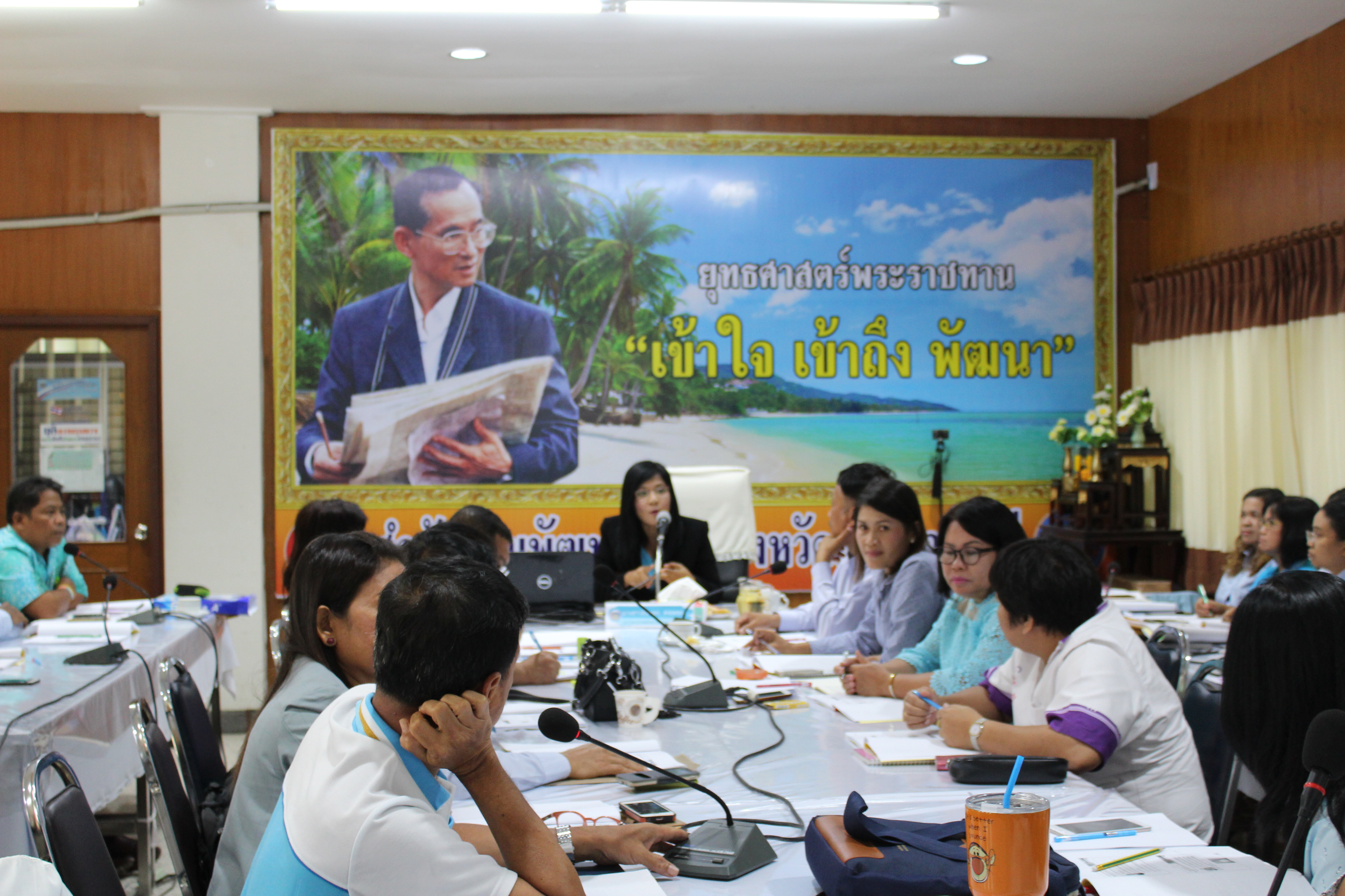 สำนักงานพัฒนาชุมชนจังหวัดสุราษฎร์ธานี จัดประชุมทบทวนการจัดซื้อจัดจ้างภาครัฐฯ ประจำปี 2561