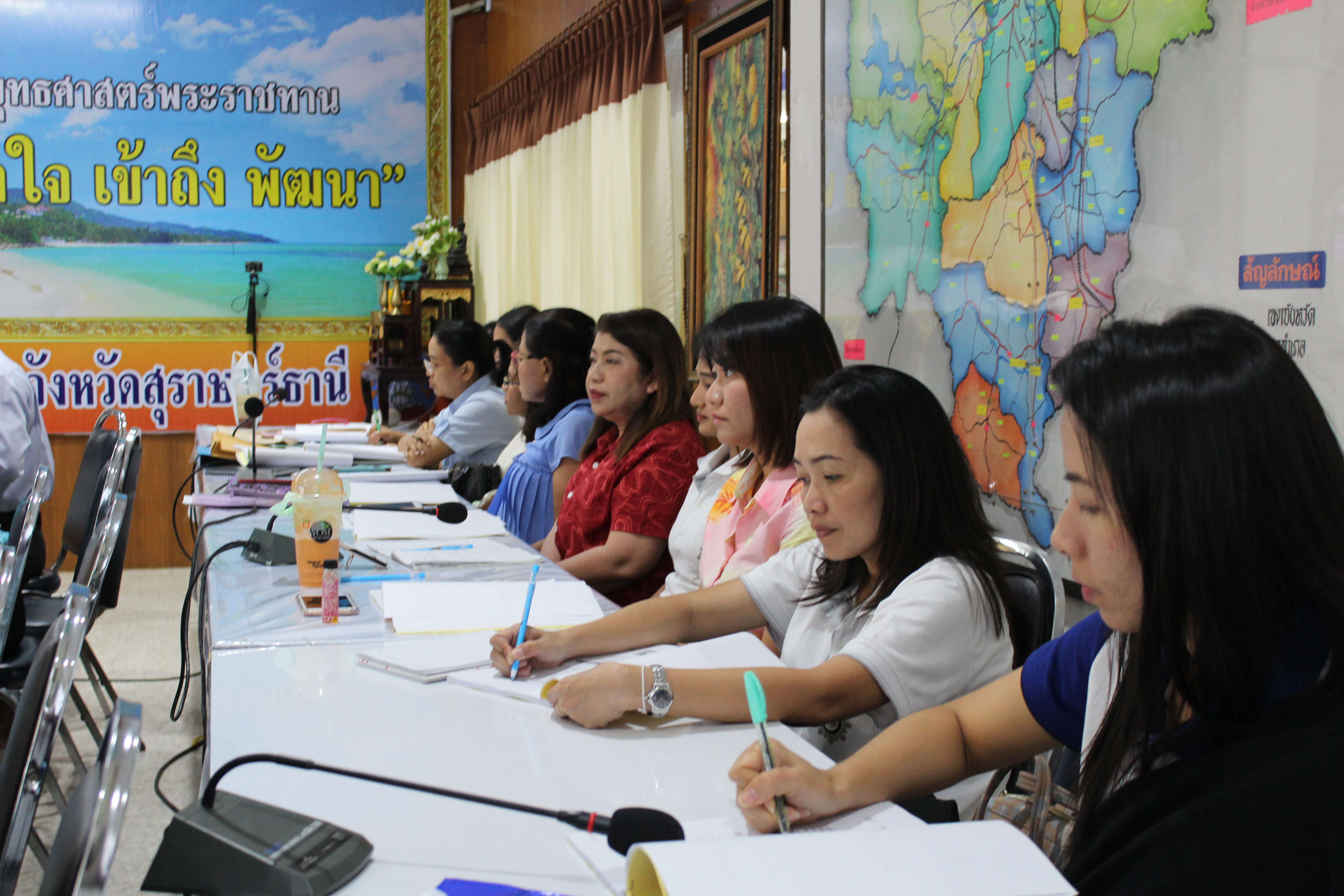 สำนักงานพัฒนาชุมชนจังหวัดสุราษฎร์ธานี จัดประชุมทบทวนการจัดซื้อจัดจ้างภาครัฐฯ ประจำปี 2561