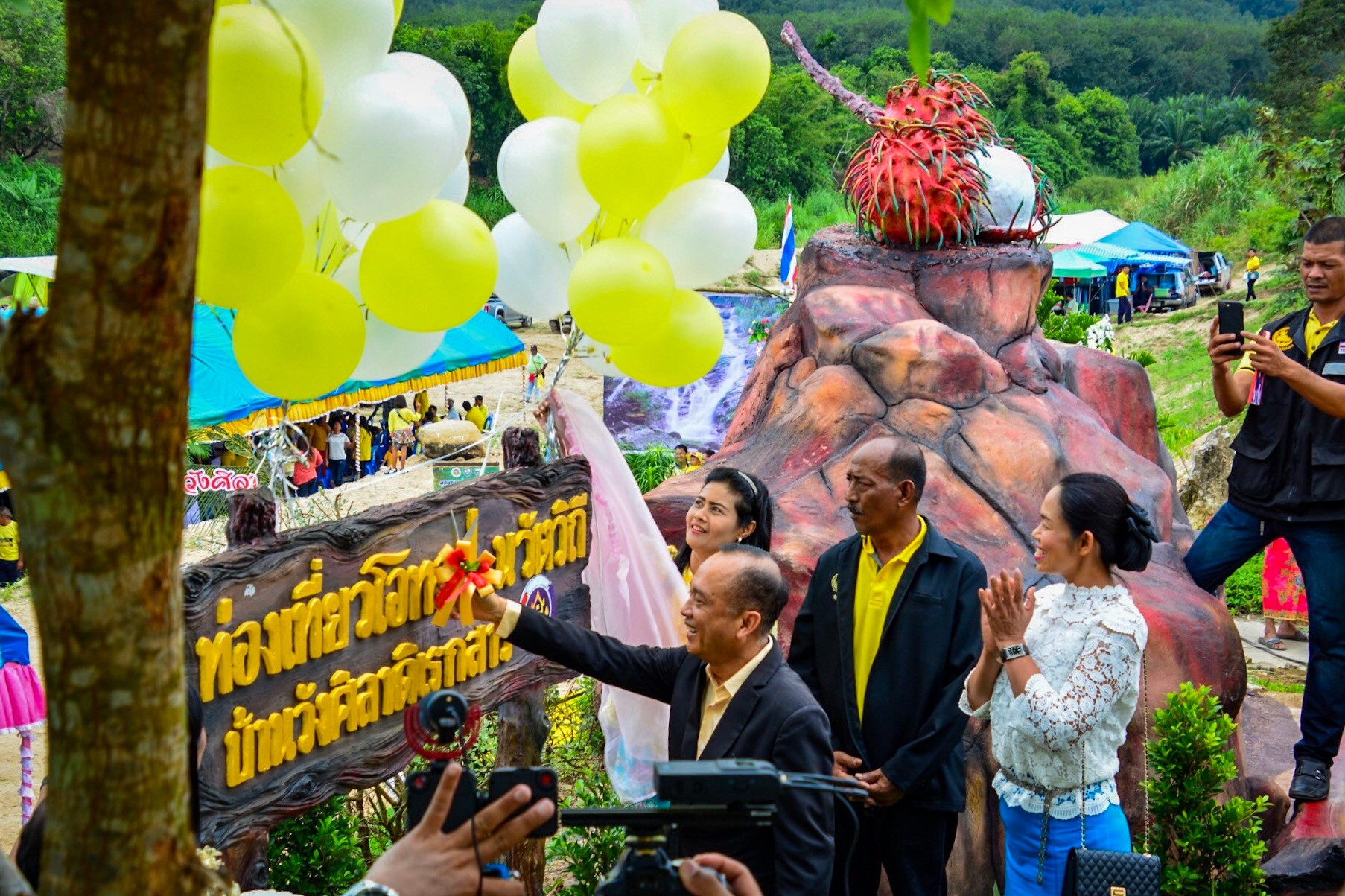 กิจกรรมการเปิดตัว หมู่บ้านท่องเที่ยว OTOP นวัตวิถีบ้านวังศิลาดิเรกสาร อำเภอบ้านนาสาร จังหวัดสุราษฎร์ธานี