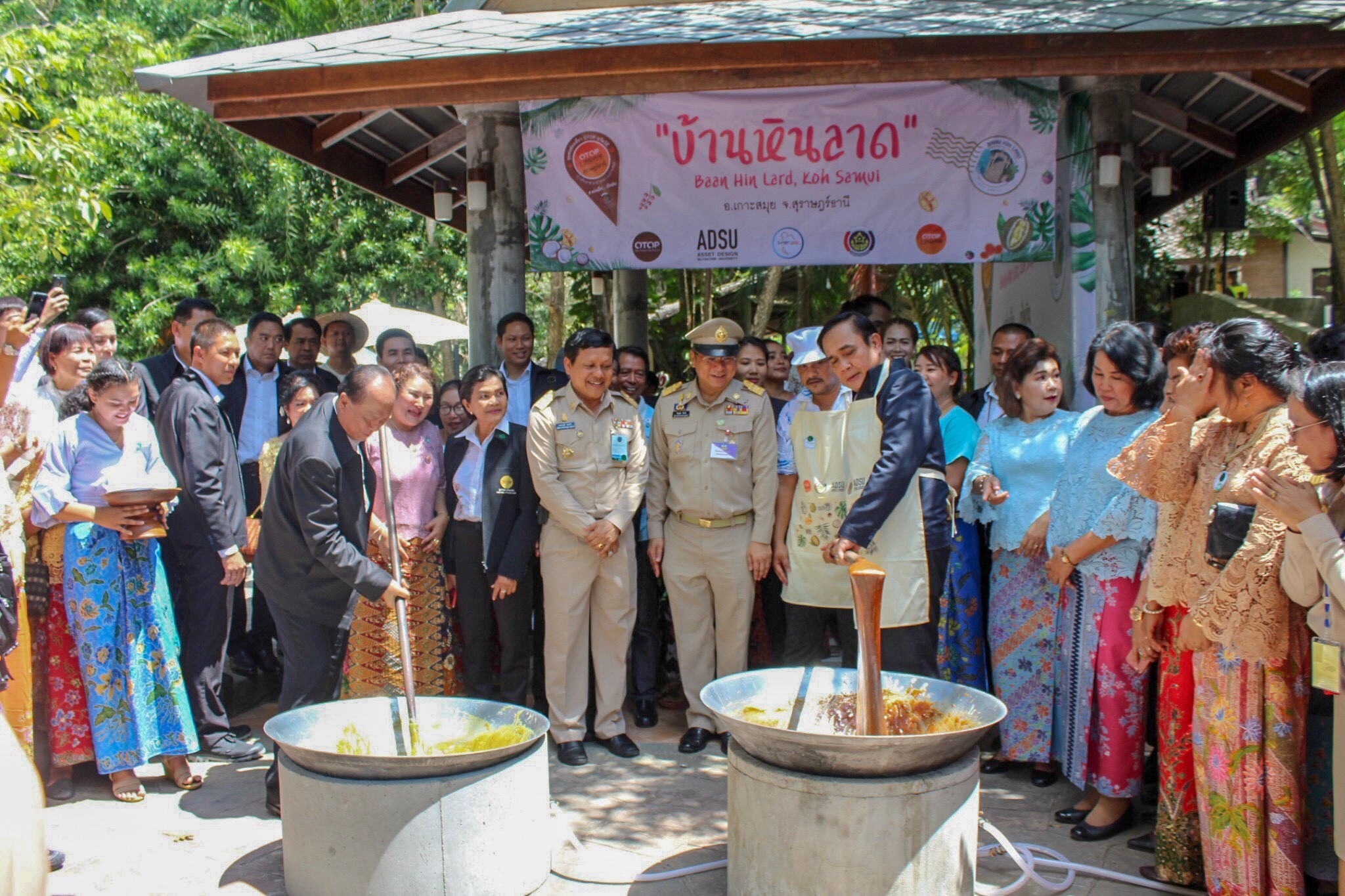 นายกรัฐมนตรีตรวจเยี่ยมชุมชนท่องเที่ยว OTOP นวัตวิถีบ้านหินลาด หมู่ที่ 2 ต.อ่างทอง อ.เกาะสมุย จ.สุราษฎร์ธานี