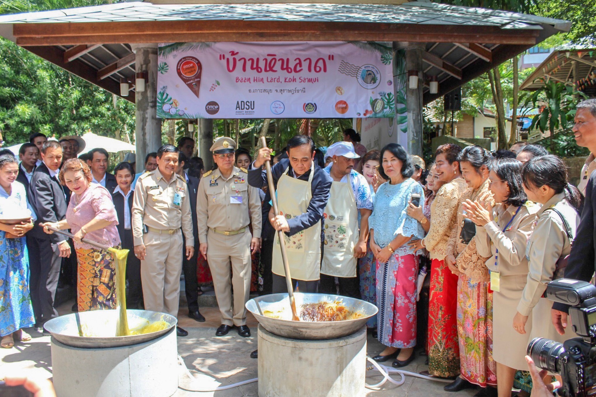 นายกรัฐมนตรีตรวจเยี่ยมชุมชนท่องเที่ยว OTOP นวัตวิถีบ้านหินลาด หมู่ที่ 2 ต.อ่างทอง อ.เกาะสมุย จ.สุราษฎร์ธานี