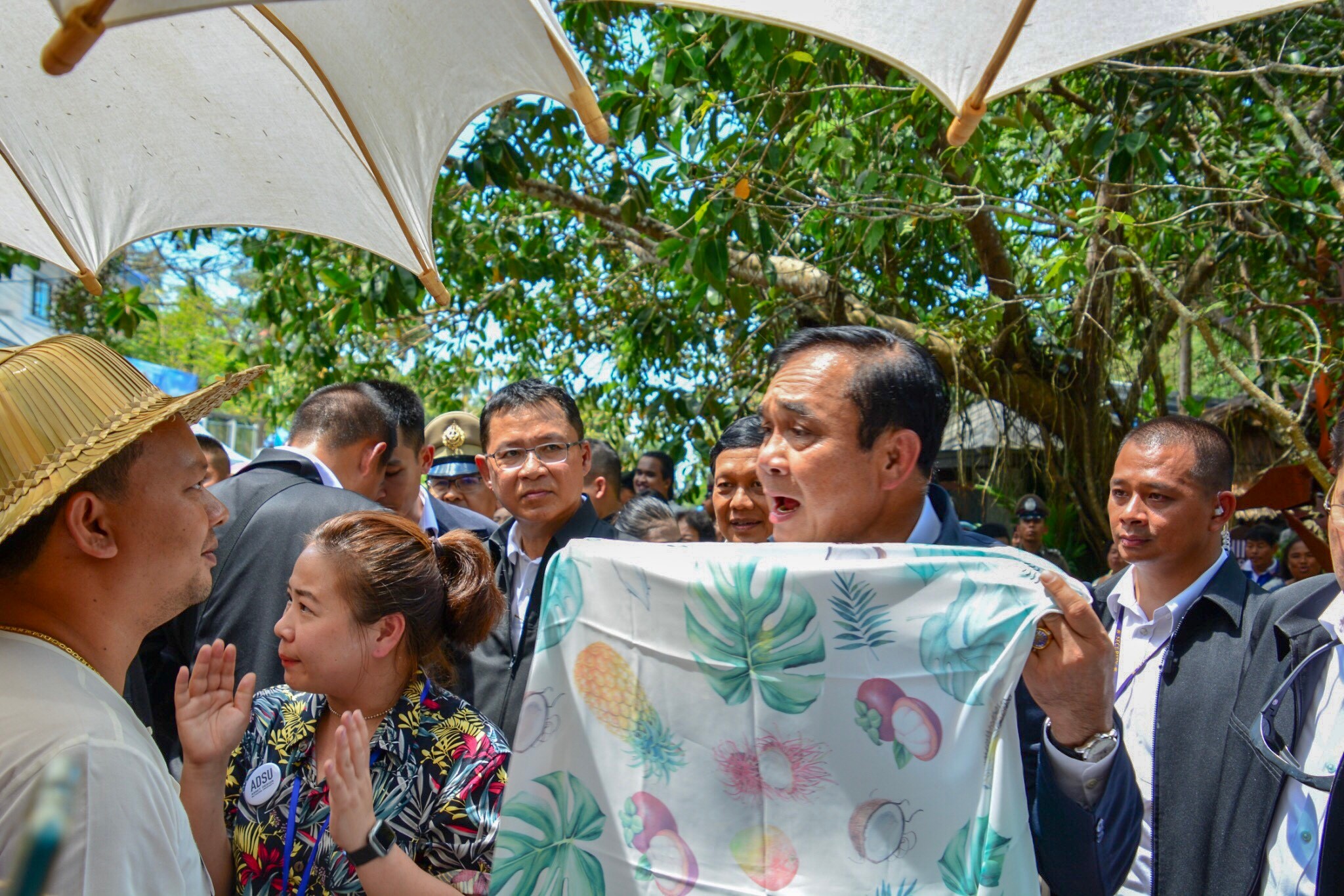 นายกรัฐมนตรีตรวจเยี่ยมชุมชนท่องเที่ยว OTOP นวัตวิถีบ้านหินลาด หมู่ที่ 2 ต.อ่างทอง อ.เกาะสมุย จ.สุราษฎร์ธานี