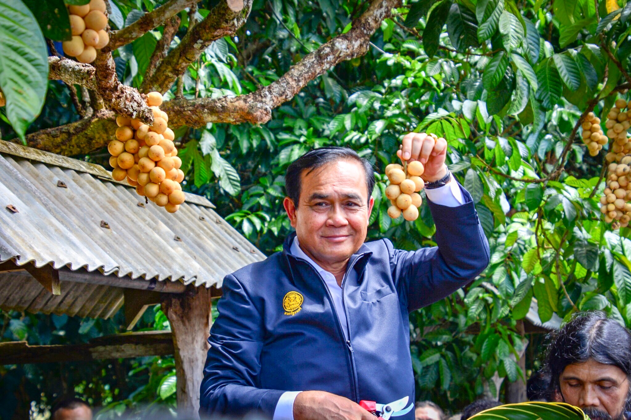 นายกรัฐมนตรีตรวจเยี่ยมชุมชนท่องเที่ยว OTOP นวัตวิถีบ้านหินลาด หมู่ที่ 2 ต.อ่างทอง อ.เกาะสมุย จ.สุราษฎร์ธานี