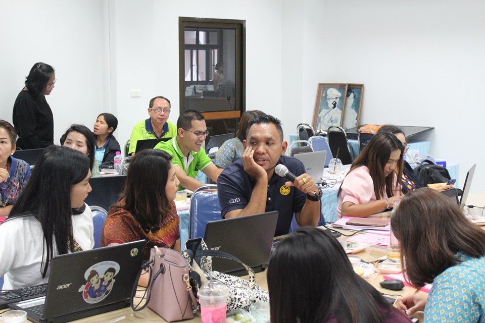 การพัฒนาศักยภาพเจ้าหน้าที่พัฒนาชุมชนด้านการประชาสัมพันธ์กิจกรรมพัฒนาชุมชน