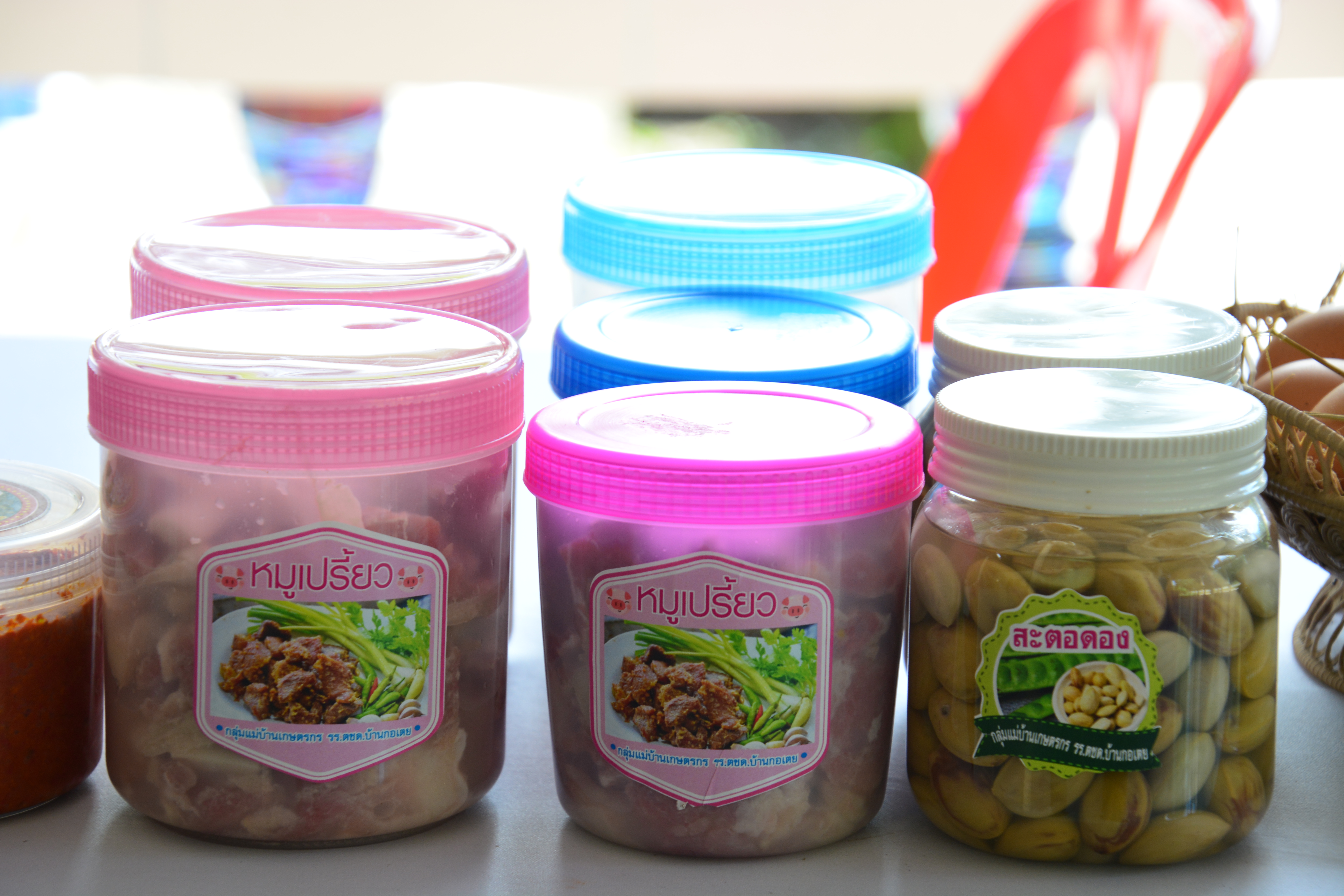 ผู้ว่าราชการจังหวัดสุราษฎร์ธานีตรวจเยี่ยมให้กำลังใจกลุ่มสัมมาชีพชุมชน