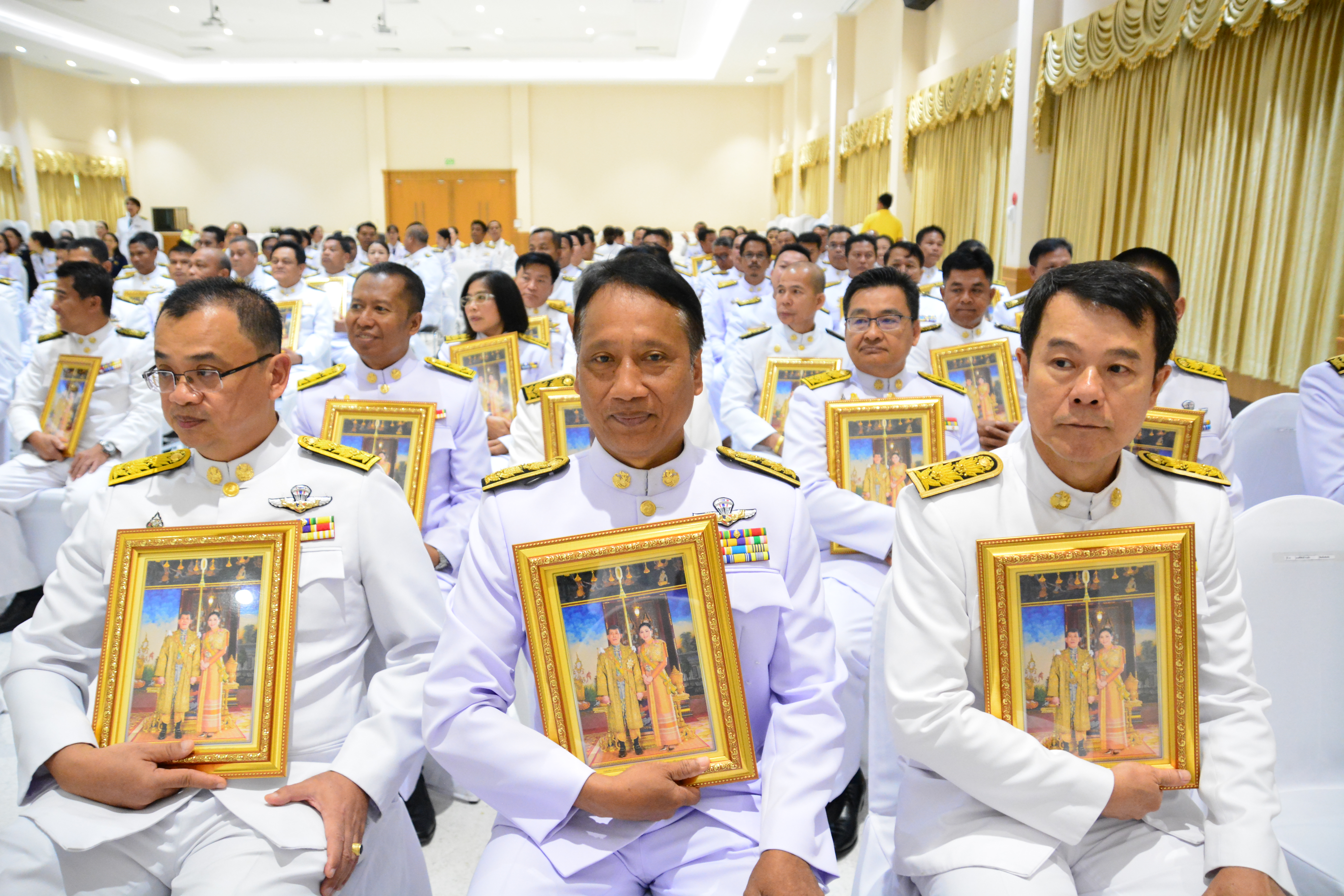พิธีรับพระราชทานพระบรมฉายาลักษณ์ พระบาทสมเด็จพระเจ้าอยู่หัวและสมเด็จพระนางเจ้าฯ พระบรมราชินี