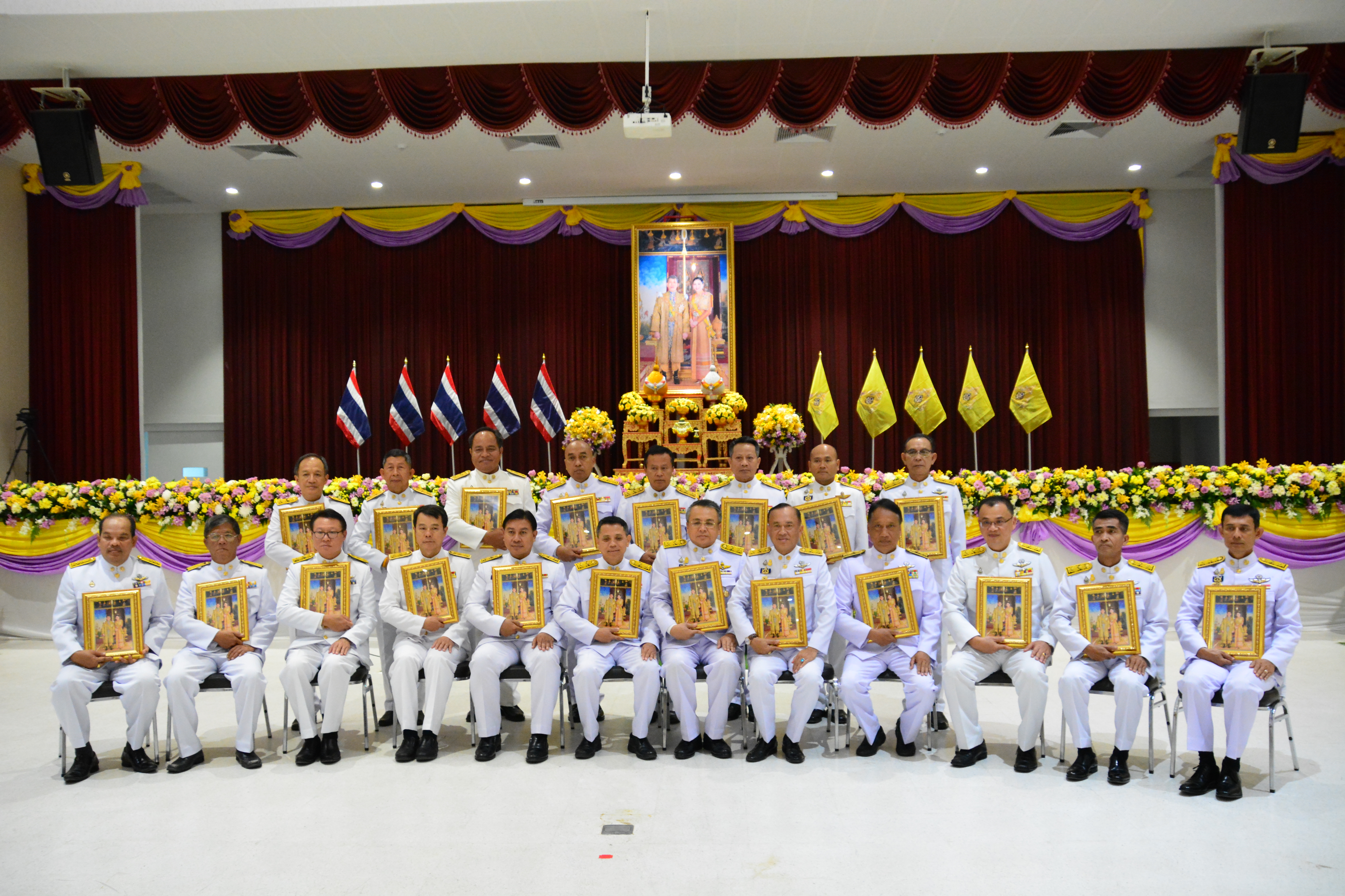พิธีรับพระราชทานพระบรมฉายาลักษณ์ พระบาทสมเด็จพระเจ้าอยู่หัวและสมเด็จพระนางเจ้าฯ พระบรมราชินี