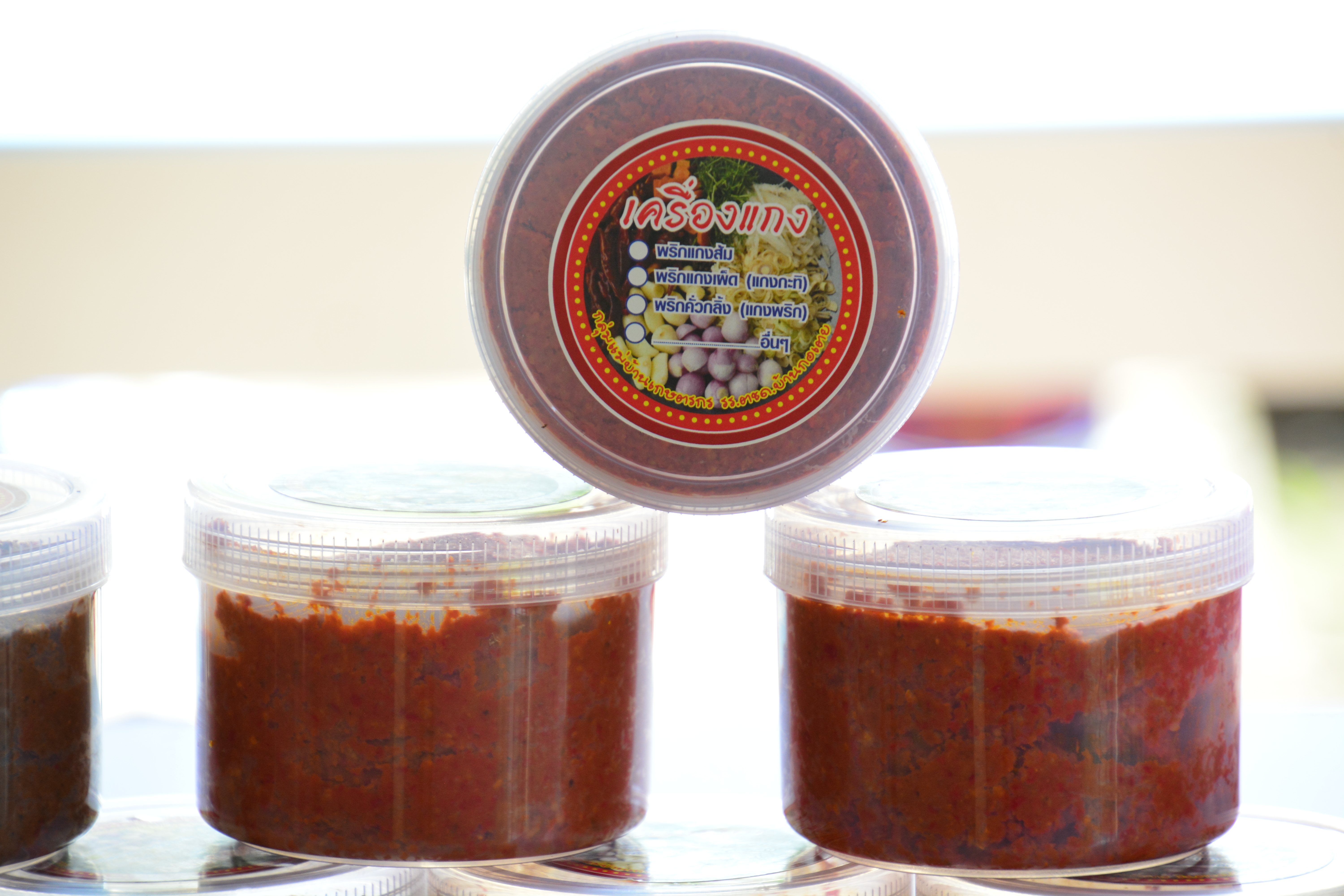 ผู้ว่าราชการจังหวัดสุราษฎร์ธานีตรวจเยี่ยมให้กำลังใจกลุ่มสัมมาชีพชุมชน