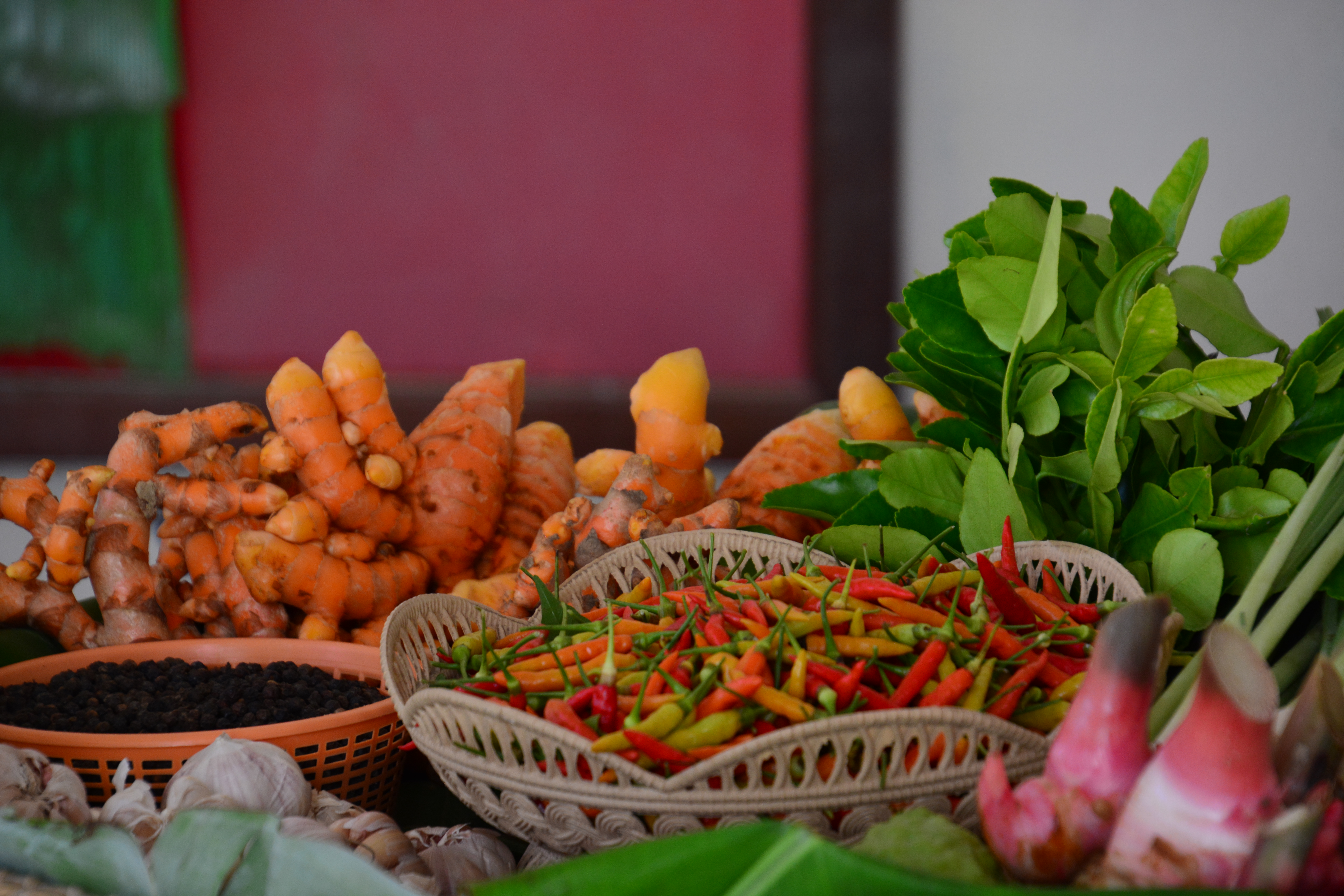 ผู้ว่าราชการจังหวัดสุราษฎร์ธานีตรวจเยี่ยมให้กำลังใจกลุ่มสัมมาชีพชุมชน