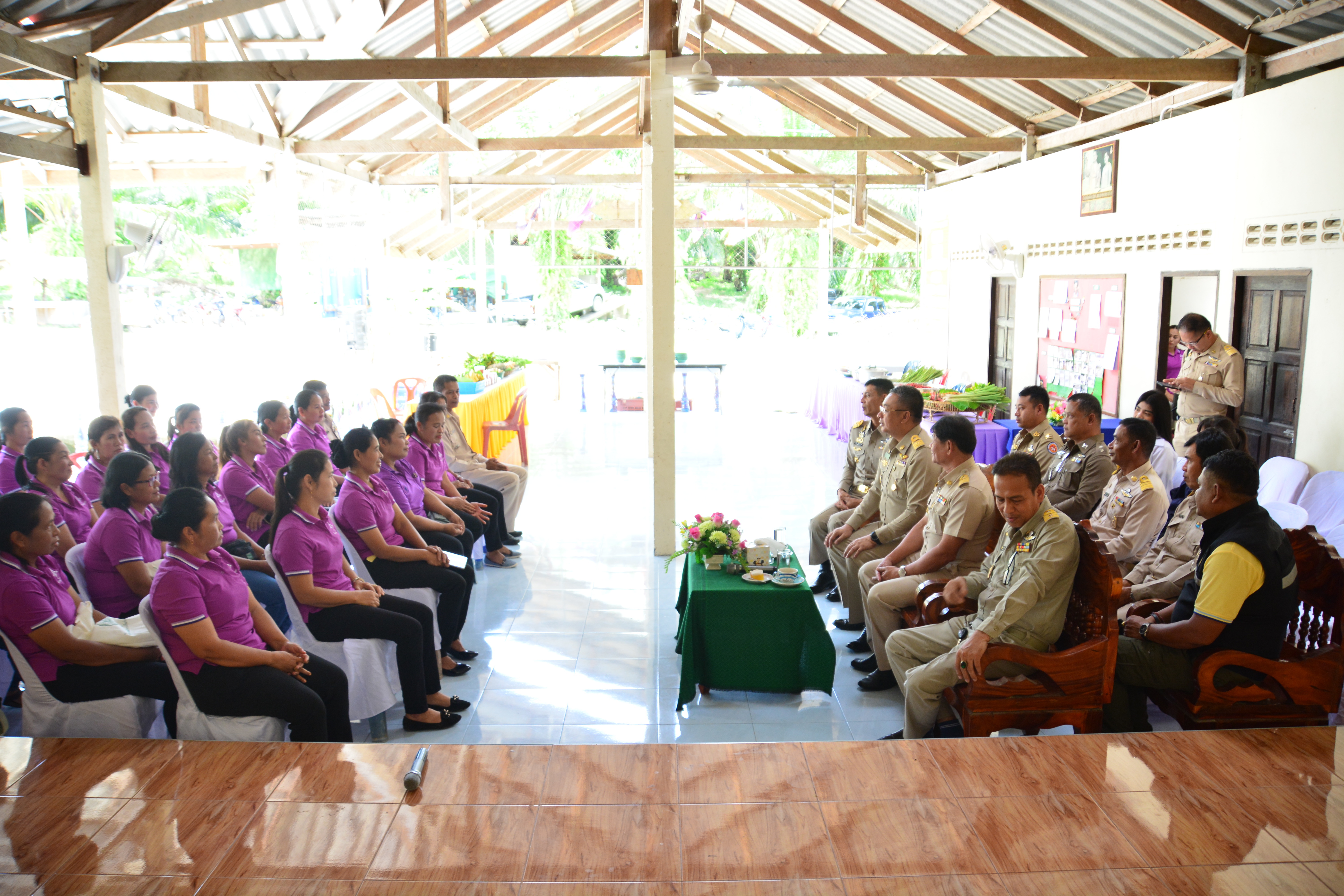 ผู้ว่าราชการจังหวัดสุราษฎร์ธานีตรวจเยี่ยมให้กำลังใจกลุ่มสัมมาชีพชุมชน