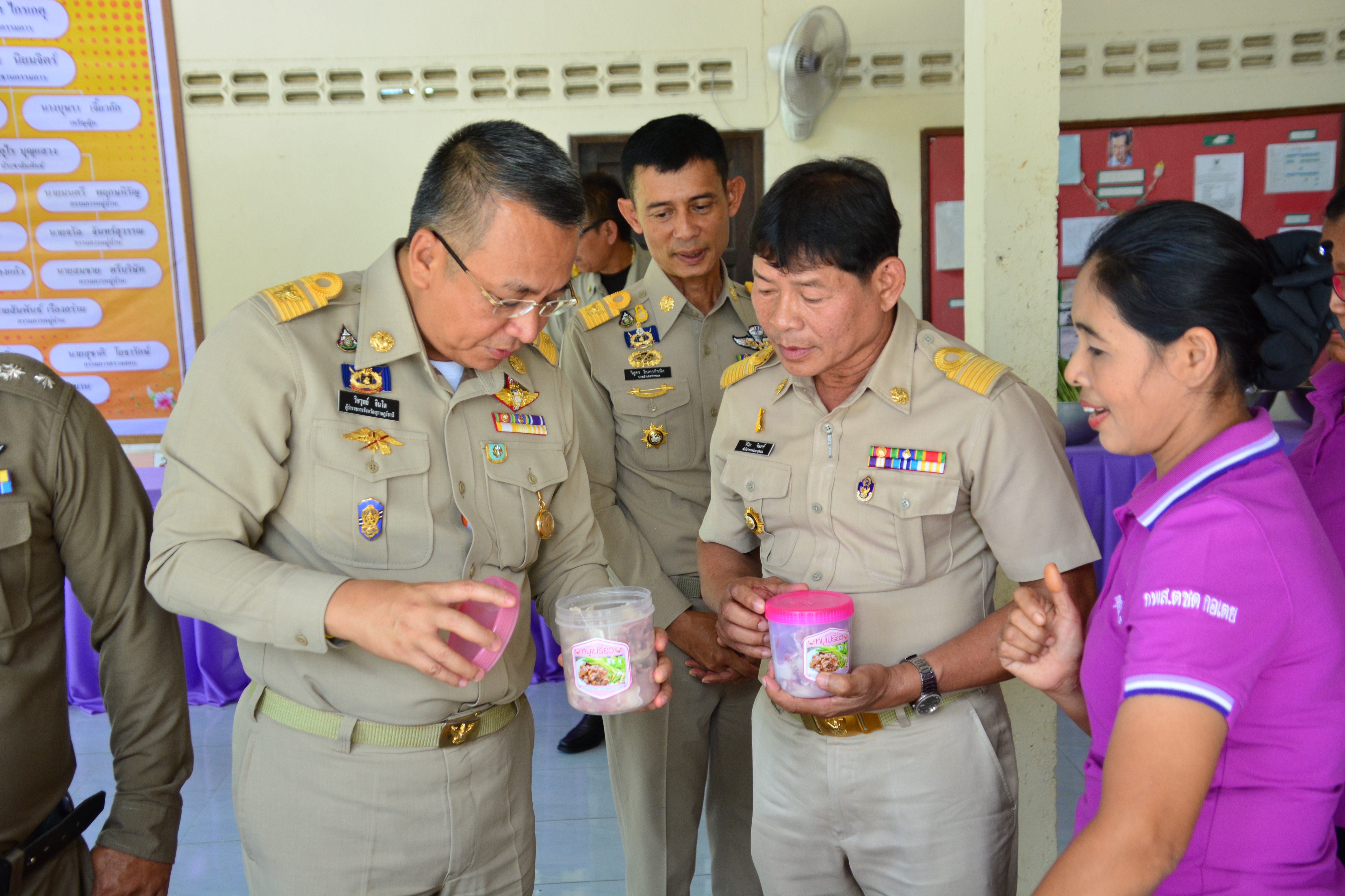 ผู้ว่าราชการจังหวัดสุราษฎร์ธานีตรวจเยี่ยมให้กำลังใจกลุ่มสัมมาชีพชุมชน