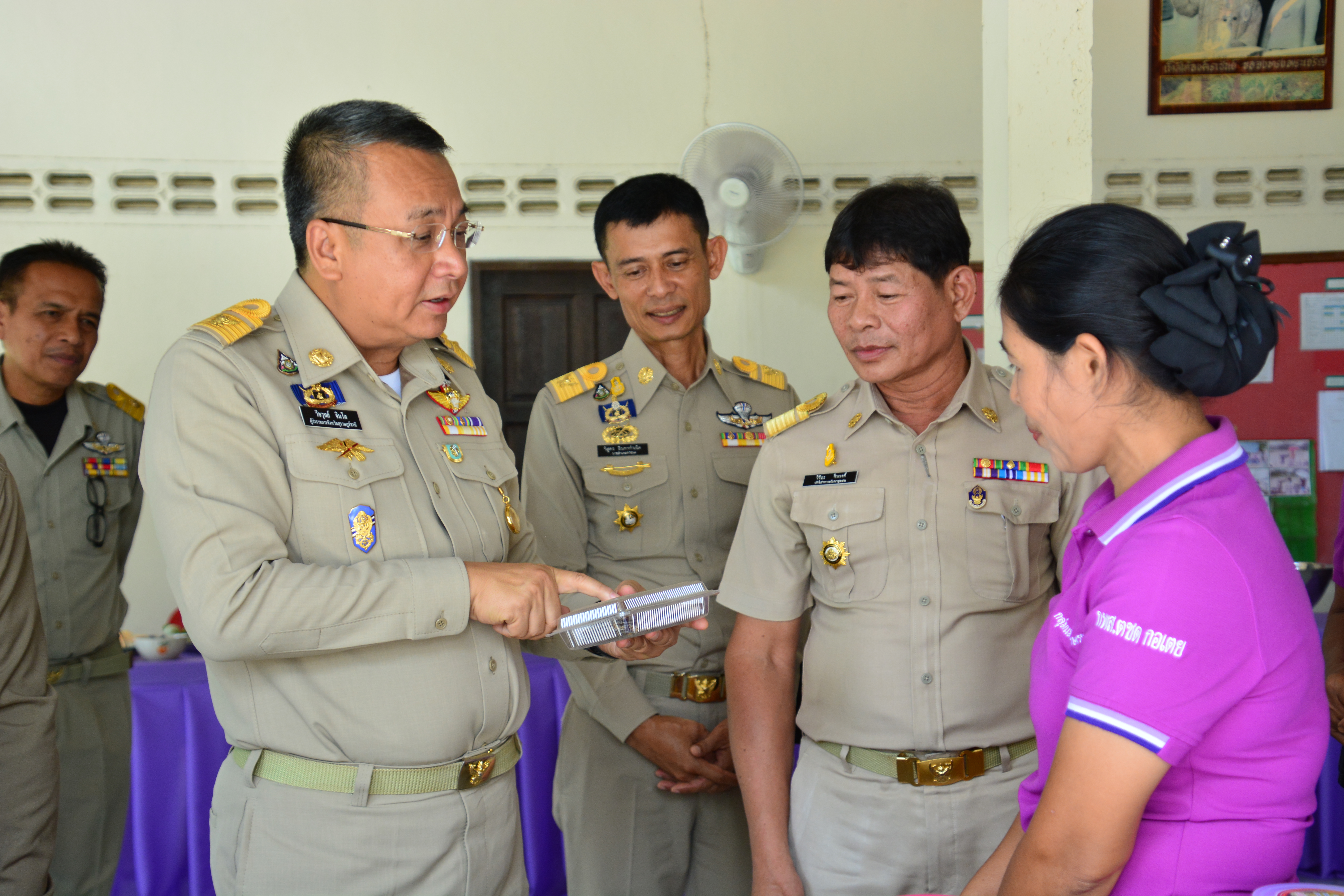 ผู้ว่าราชการจังหวัดสุราษฎร์ธานีตรวจเยี่ยมให้กำลังใจกลุ่มสัมมาชีพชุมชน