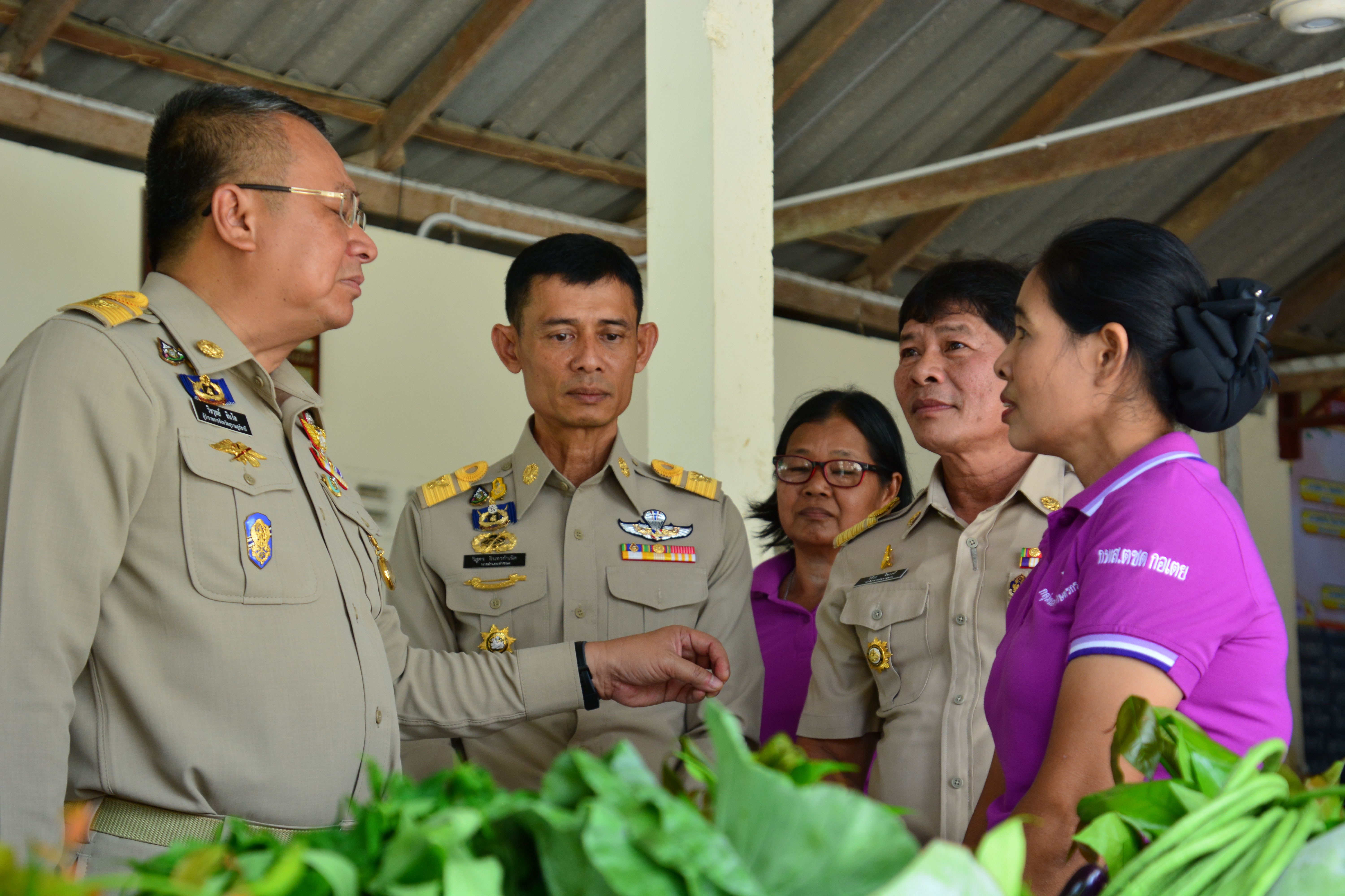 ผู้ว่าราชการจังหวัดสุราษฎร์ธานีตรวจเยี่ยมให้กำลังใจกลุ่มสัมมาชีพชุมชน