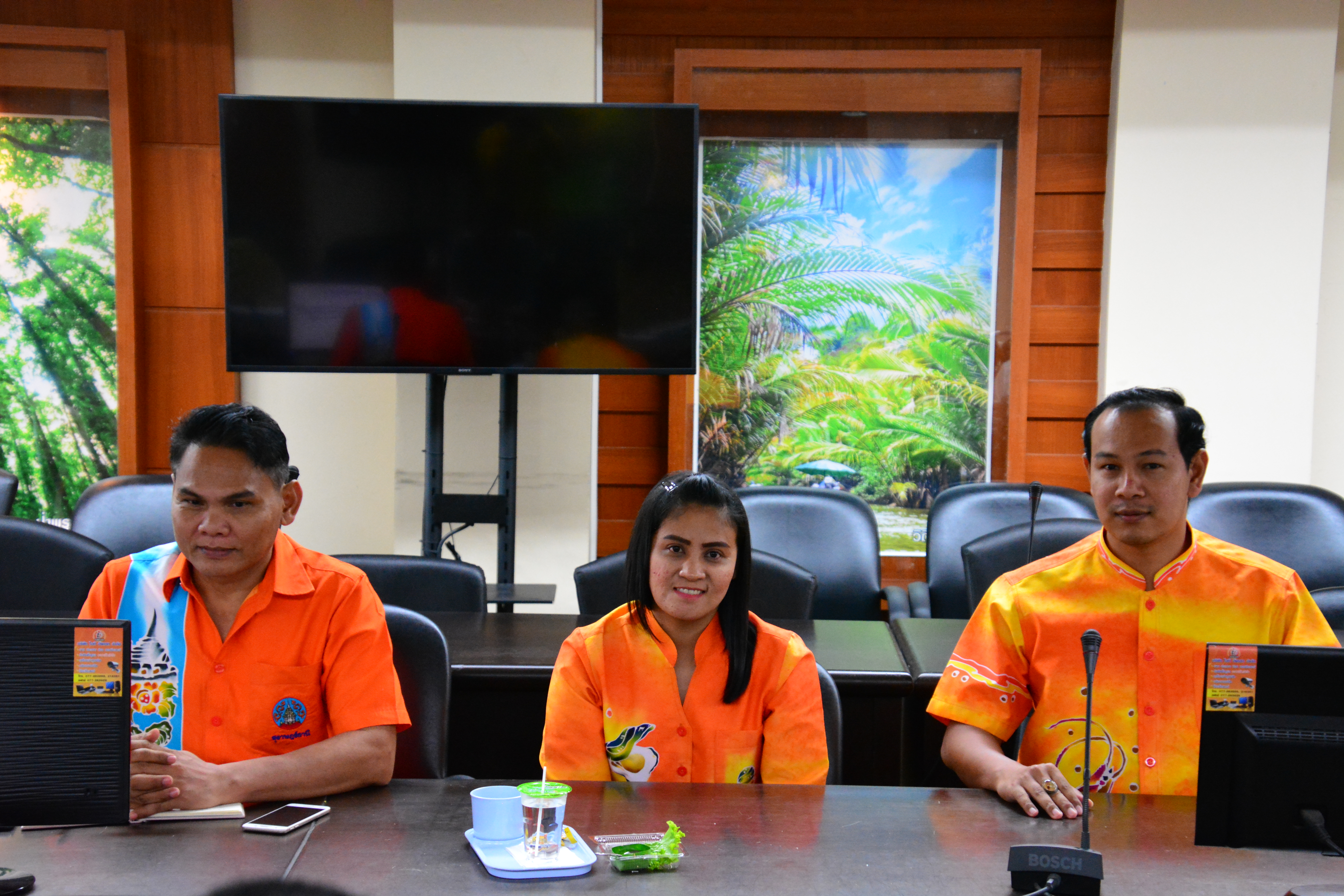 “สืบสาน อนุรักษ์ศิลป์ผ้าถิ่นไทย ดำรงไว้ในเเผ่นดิน”