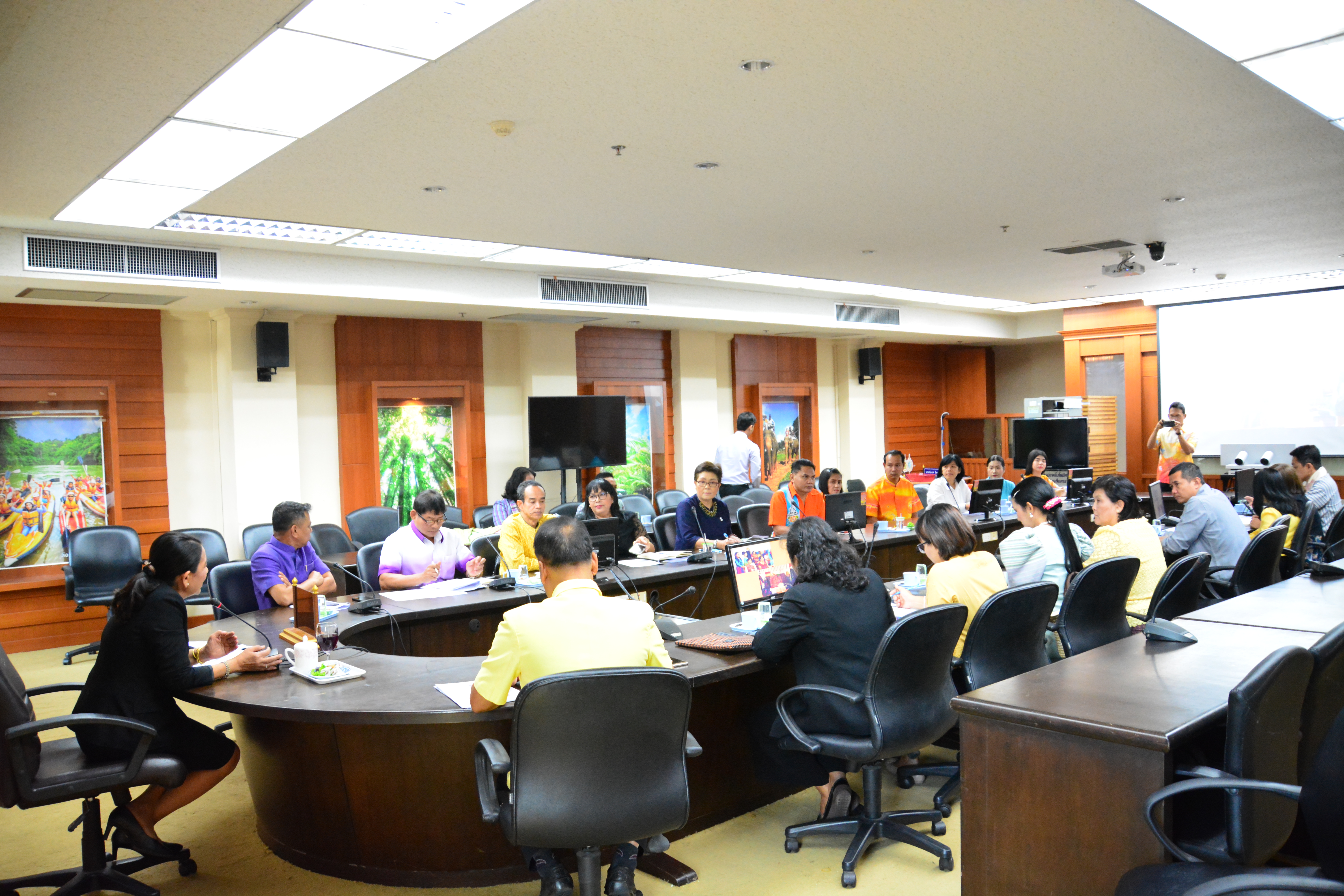 “สืบสาน อนุรักษ์ศิลป์ผ้าถิ่นไทย ดำรงไว้ในเเผ่นดิน”