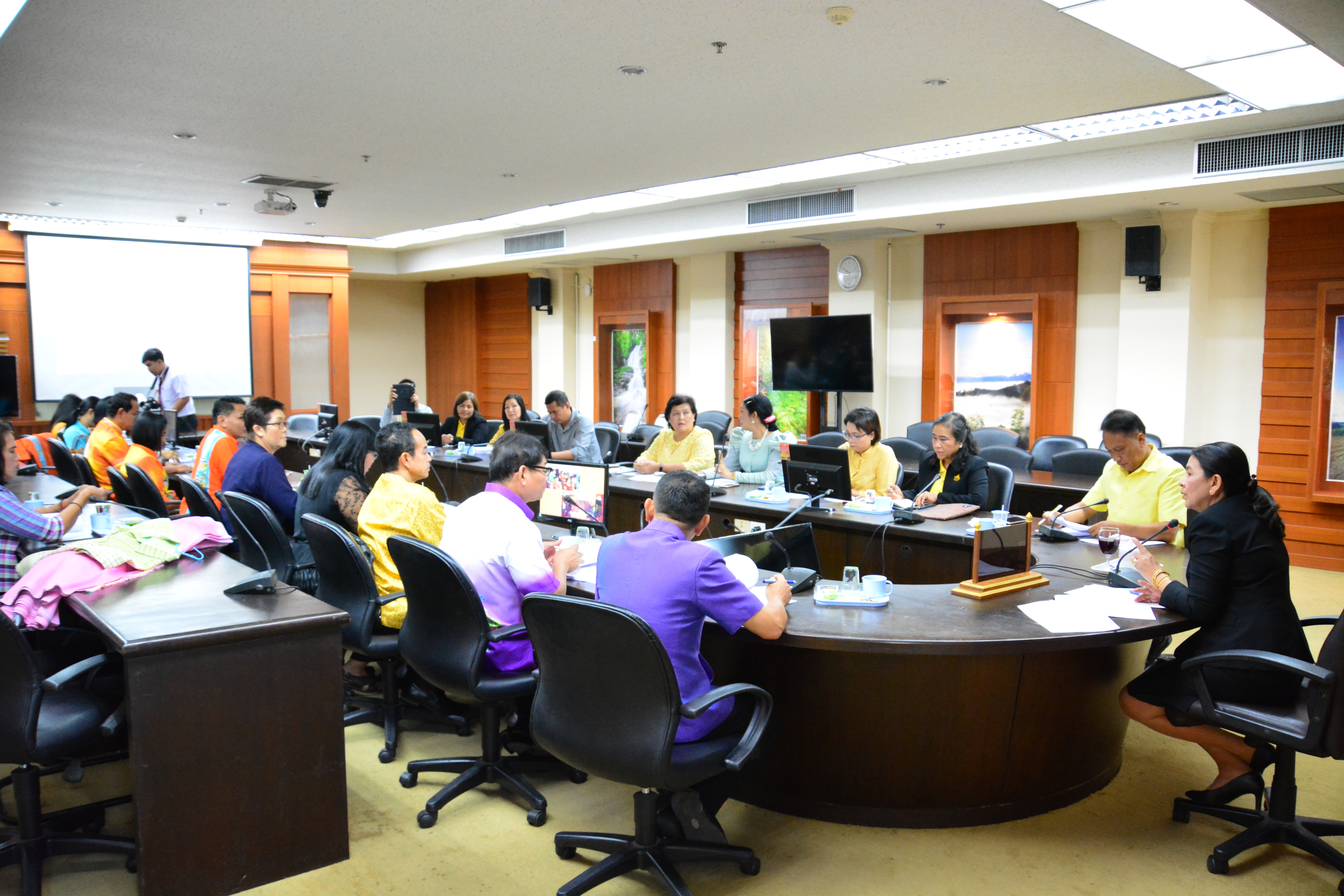 “สืบสาน อนุรักษ์ศิลป์ผ้าถิ่นไทย ดำรงไว้ในเเผ่นดิน”