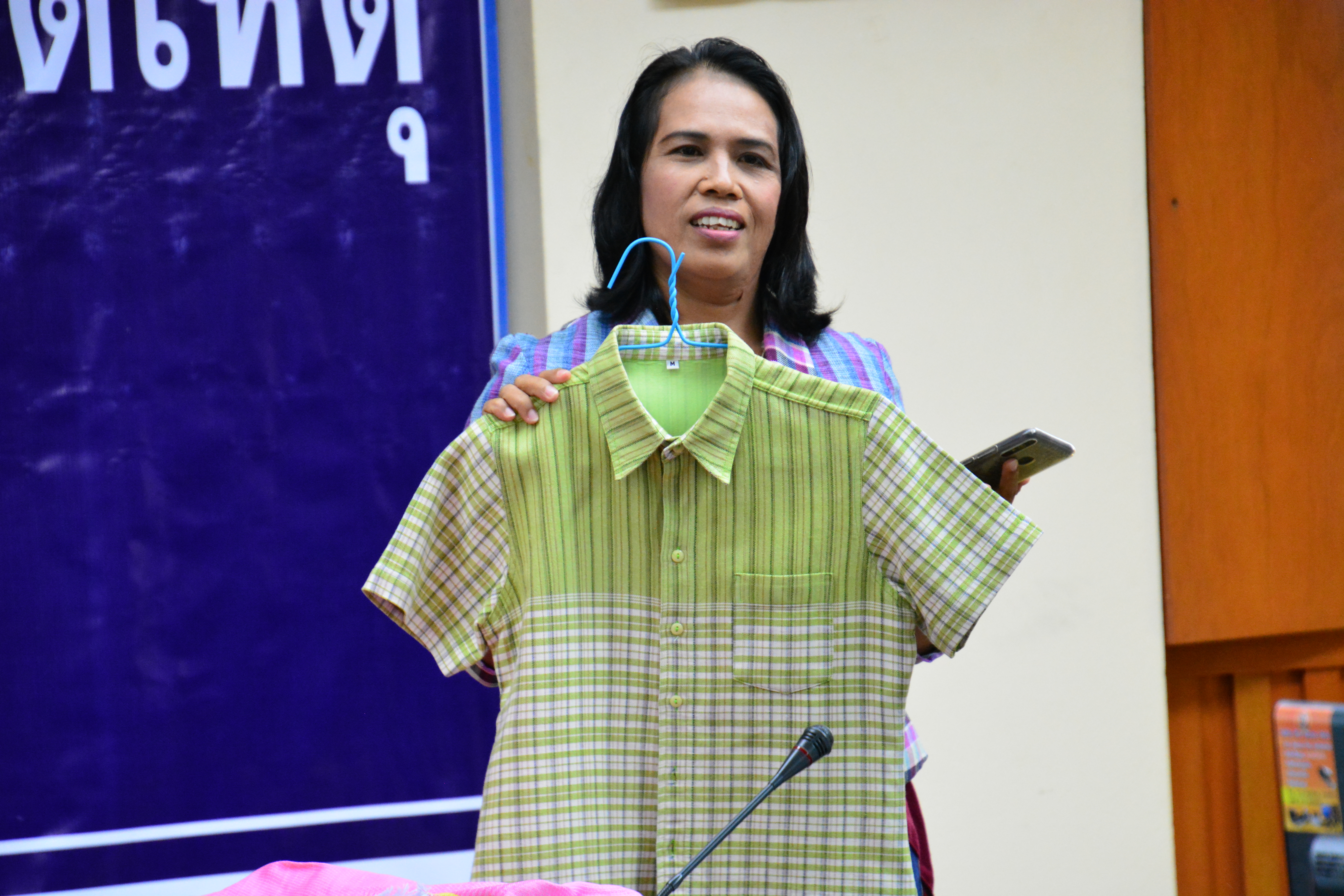 “สืบสาน อนุรักษ์ศิลป์ผ้าถิ่นไทย ดำรงไว้ในเเผ่นดิน”