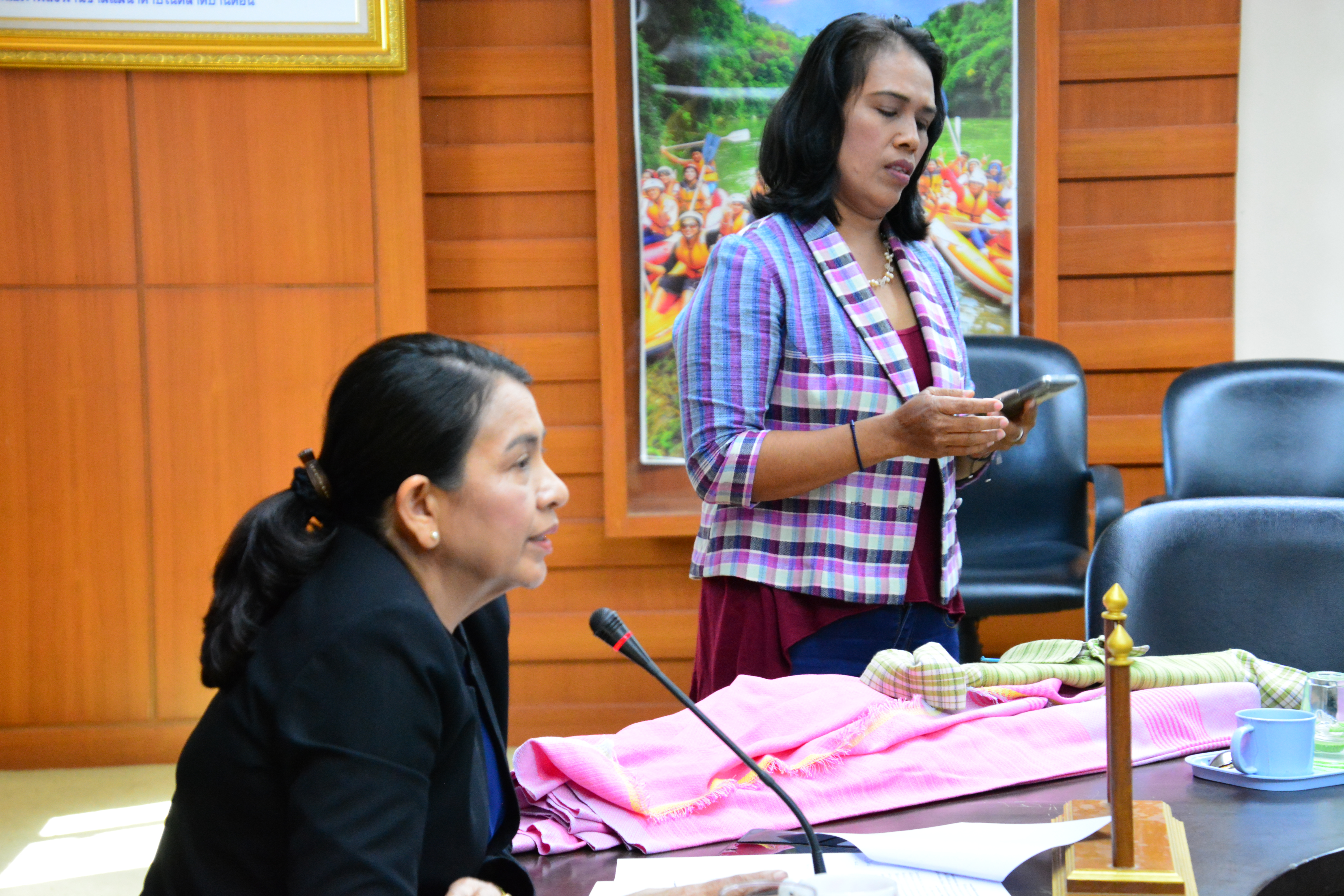 “สืบสาน อนุรักษ์ศิลป์ผ้าถิ่นไทย ดำรงไว้ในเเผ่นดิน”