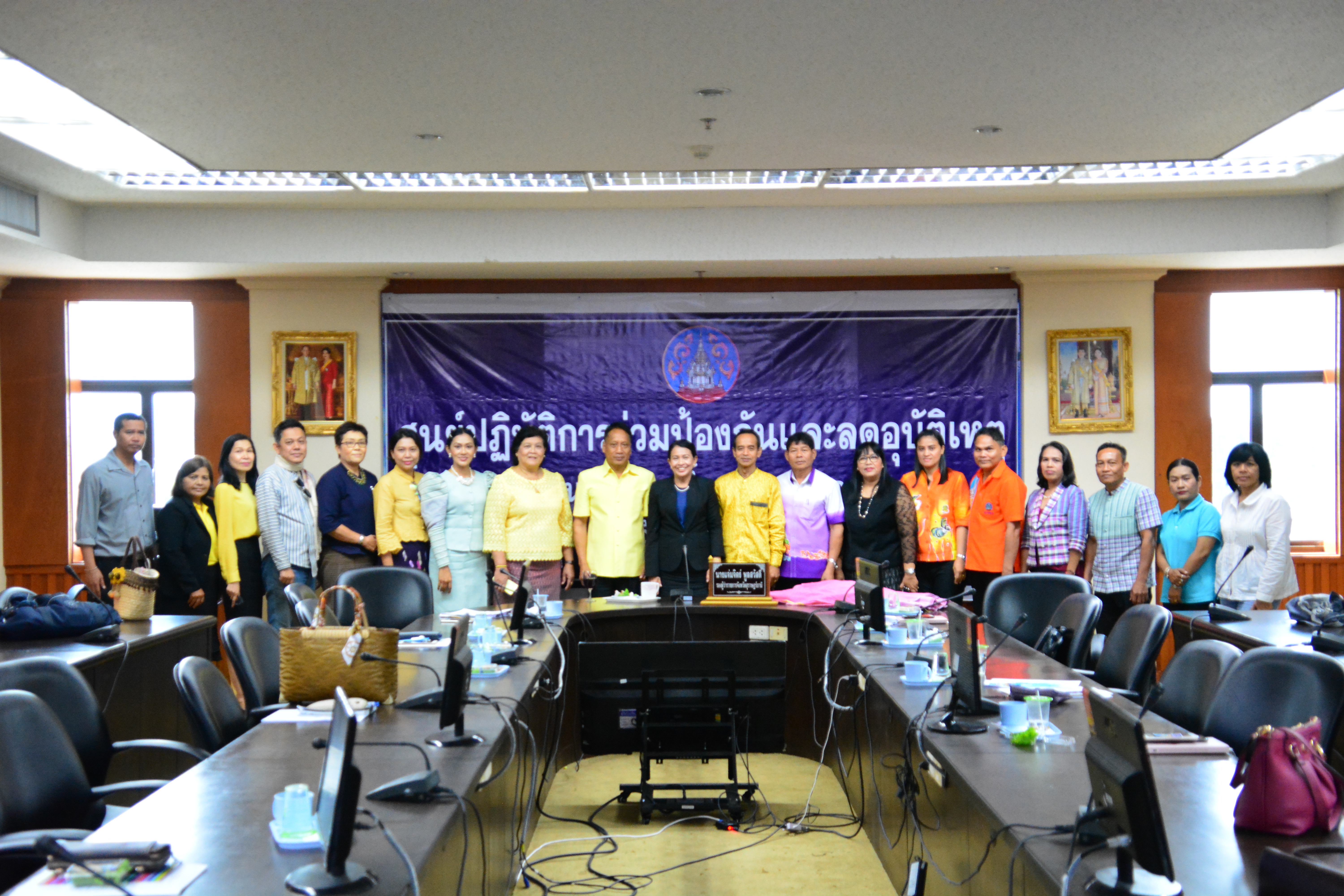 “สืบสาน อนุรักษ์ศิลป์ผ้าถิ่นไทย ดำรงไว้ในเเผ่นดิน”