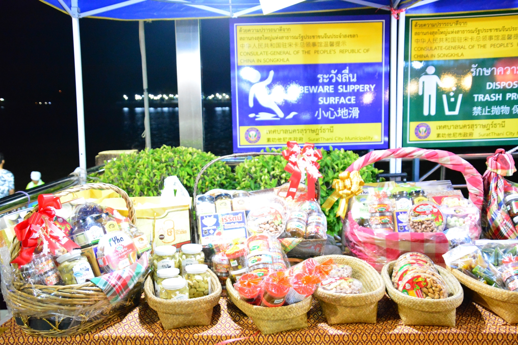 kick off กิจกรรมเดิน กิน ชิม เที่ยว “ตลาดน้ำบ้านดอน” ถนนหน้าเมือง จังหวัดสุราษฎร์ธานี