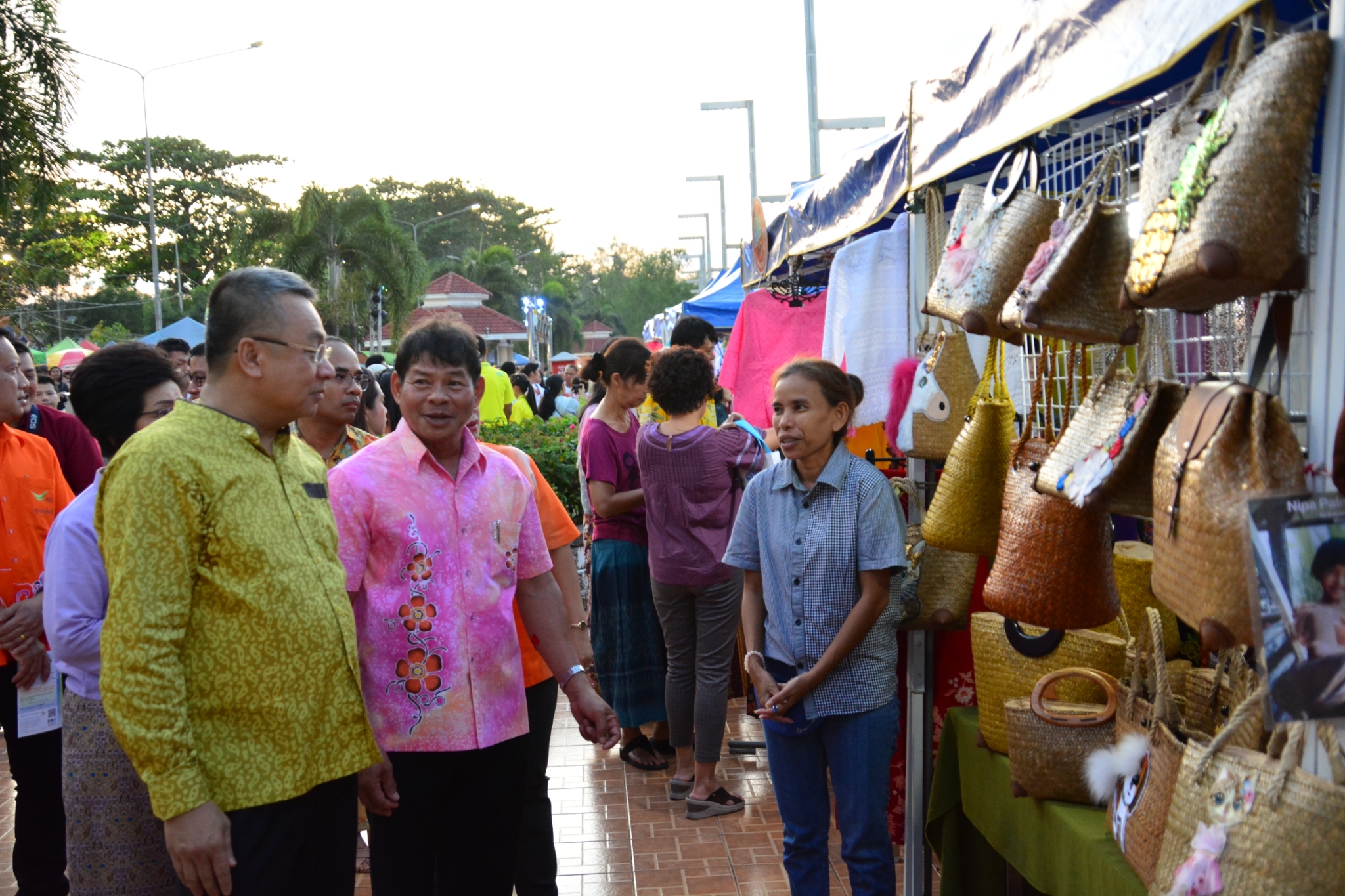 kick off กิจกรรมเดิน กิน ชิม เที่ยว “ตลาดน้ำบ้านดอน” ถนนหน้าเมือง จังหวัดสุราษฎร์ธานี