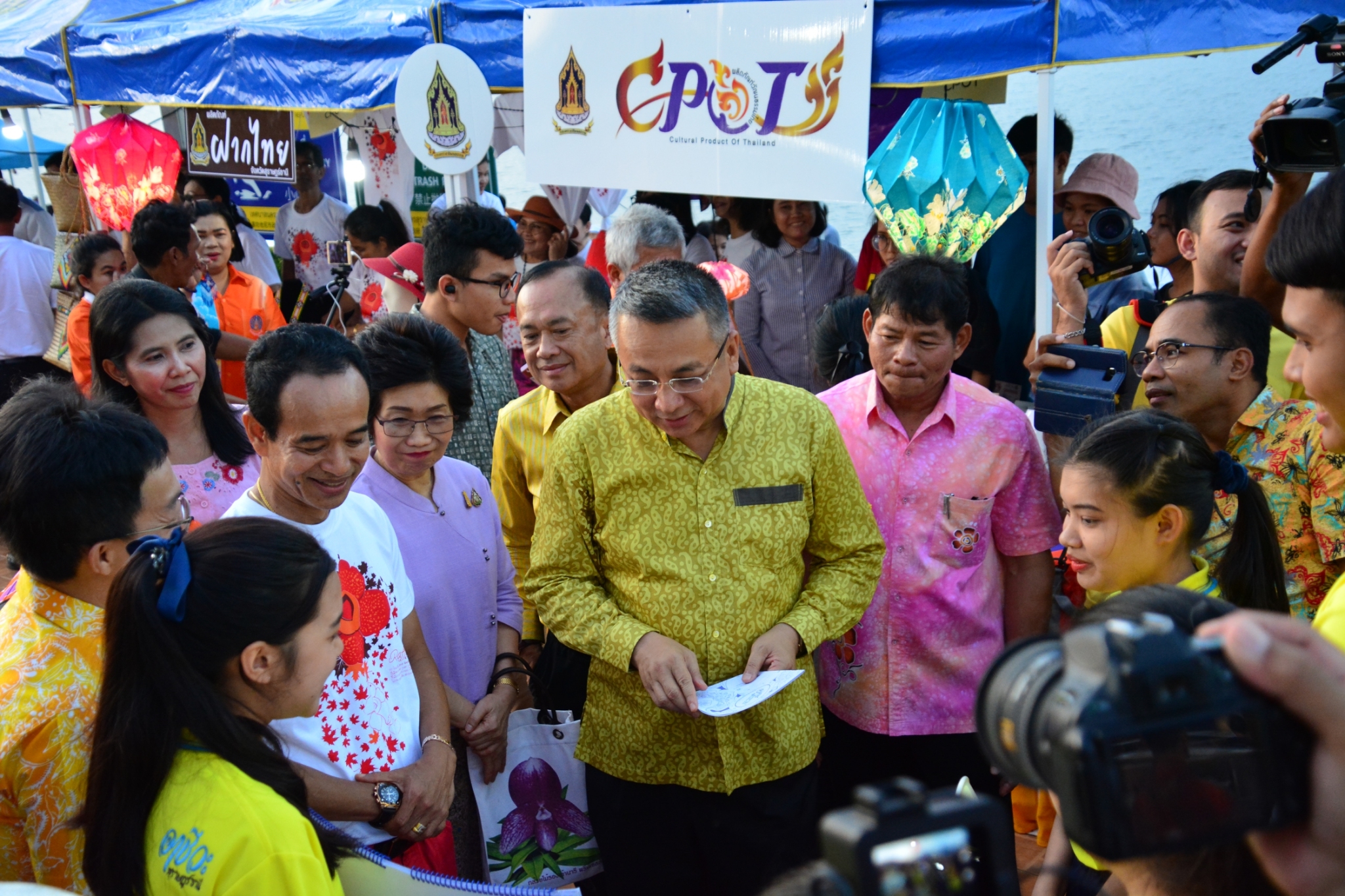 kick off กิจกรรมเดิน กิน ชิม เที่ยว “ตลาดน้ำบ้านดอน” ถนนหน้าเมือง จังหวัดสุราษฎร์ธานี