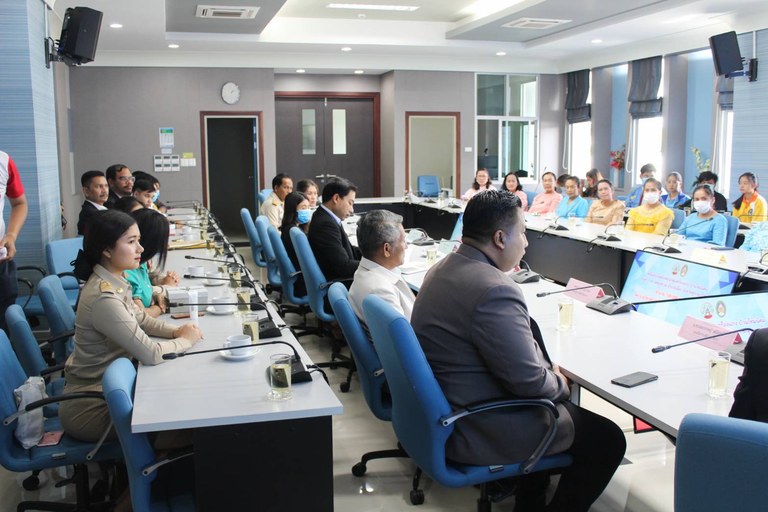 นายวิชวุทย์ จินโต  ผู้ว่าราชการจังหวัดสุราษฎร์ธานี มอบเงินสนับสนุนกลุ่มวิสาหกิจชุมชนทำเครื่องแกงบ้านใหม่นิคม  จำนวน 100,000 บาท