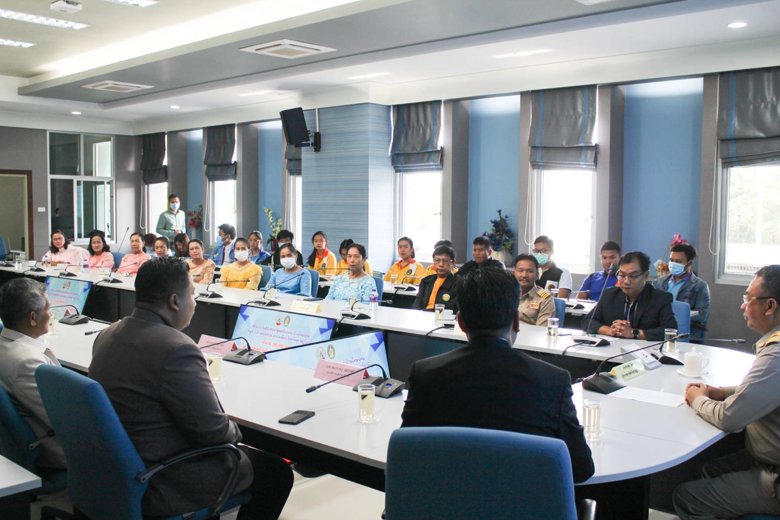 นายวิชวุทย์ จินโต  ผู้ว่าราชการจังหวัดสุราษฎร์ธานี มอบเงินสนับสนุนกลุ่มวิสาหกิจชุมชนทำเครื่องแกงบ้านใหม่นิคม  จำนวน 100,000 บาท