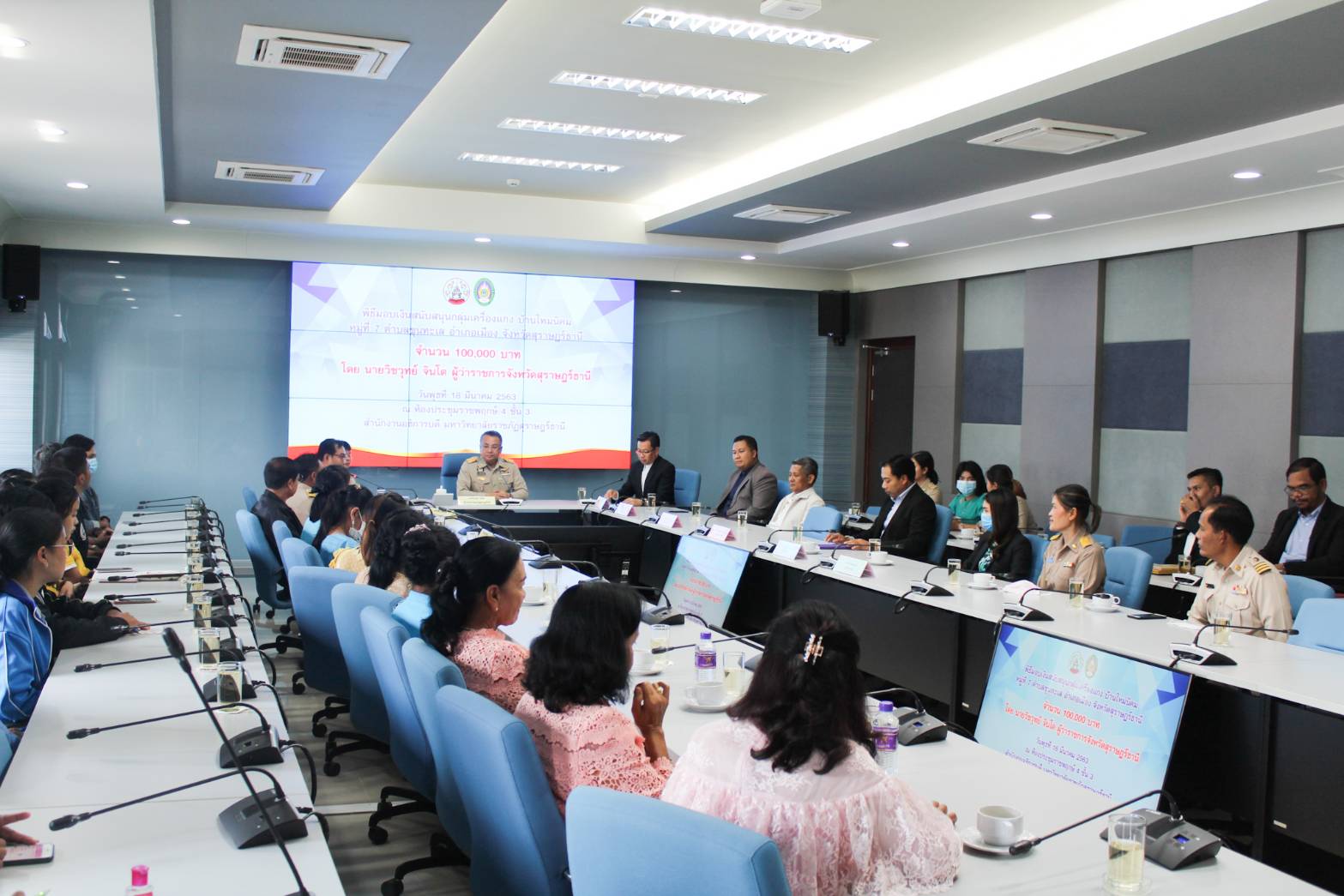 นายวิชวุทย์ จินโต  ผู้ว่าราชการจังหวัดสุราษฎร์ธานี มอบเงินสนับสนุนกลุ่มวิสาหกิจชุมชนทำเครื่องแกงบ้านใหม่นิคม  จำนวน 100,000 บาท