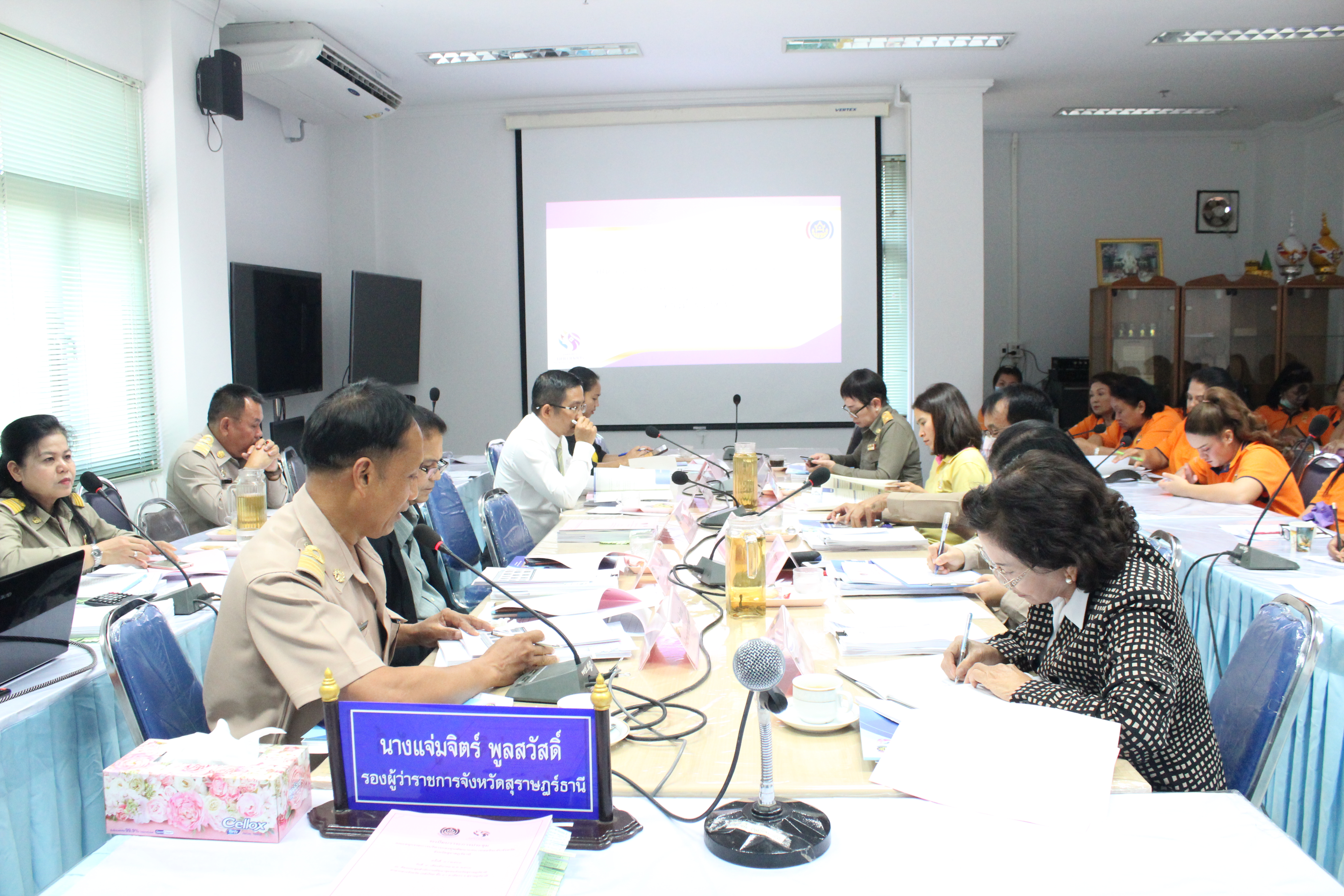 สาวสุราษฎร์  เฮ…….. พร้อมรับทุนหนุนเสริมอาชีพ