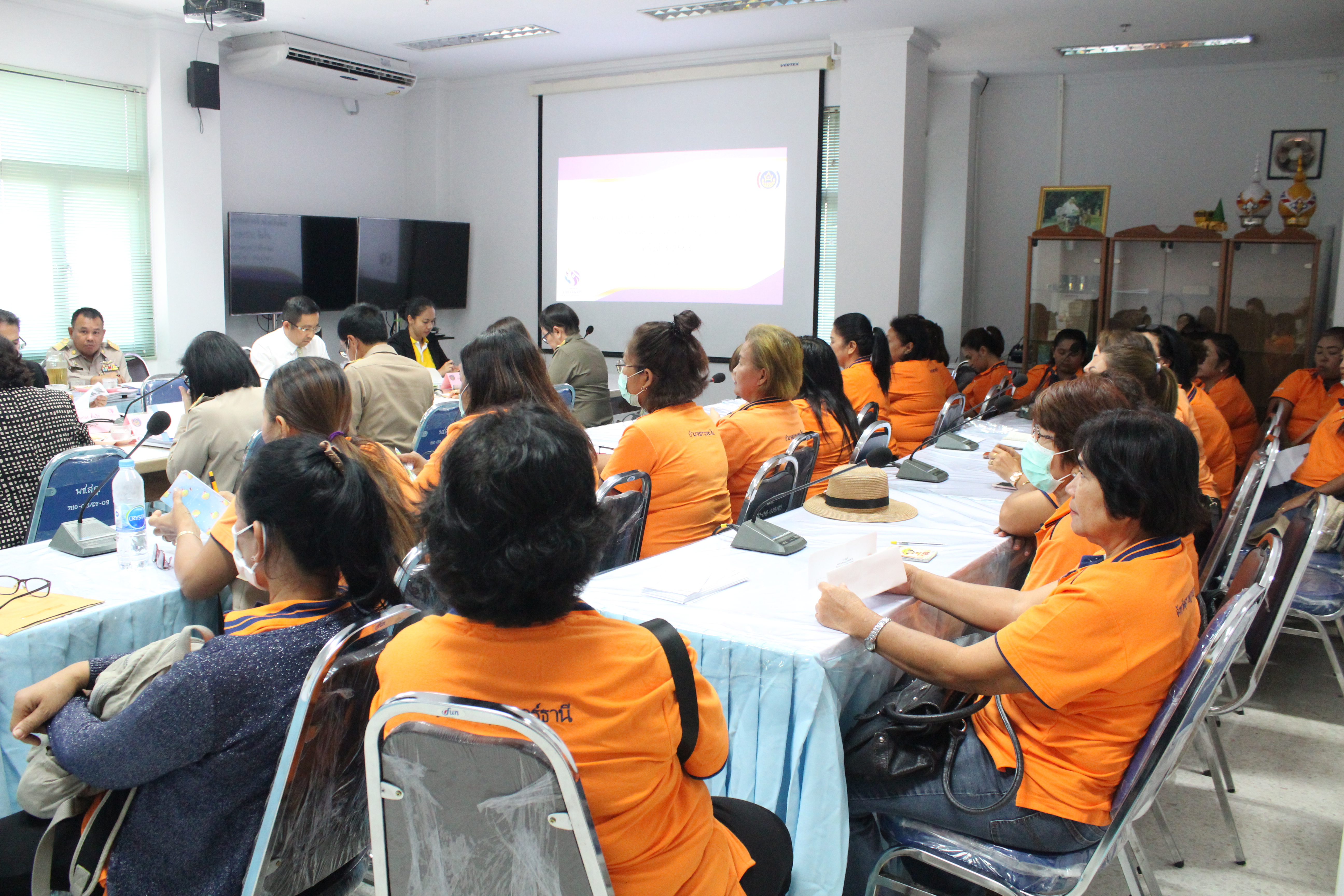 สาวสุราษฎร์  เฮ…….. พร้อมรับทุนหนุนเสริมอาชีพ