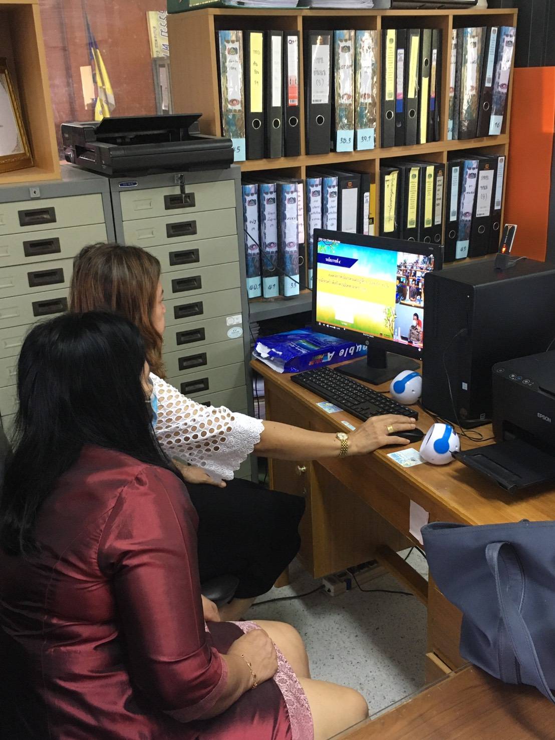 พช.สุราษฎร์ธานี  ร่วมรับฟังการประชุมกรมการพัฒนาชุมชน ครั้งที่ 4/2563 ผ่านระบบประชุมทางไกล (Video Conference) และระบบ TVพช.