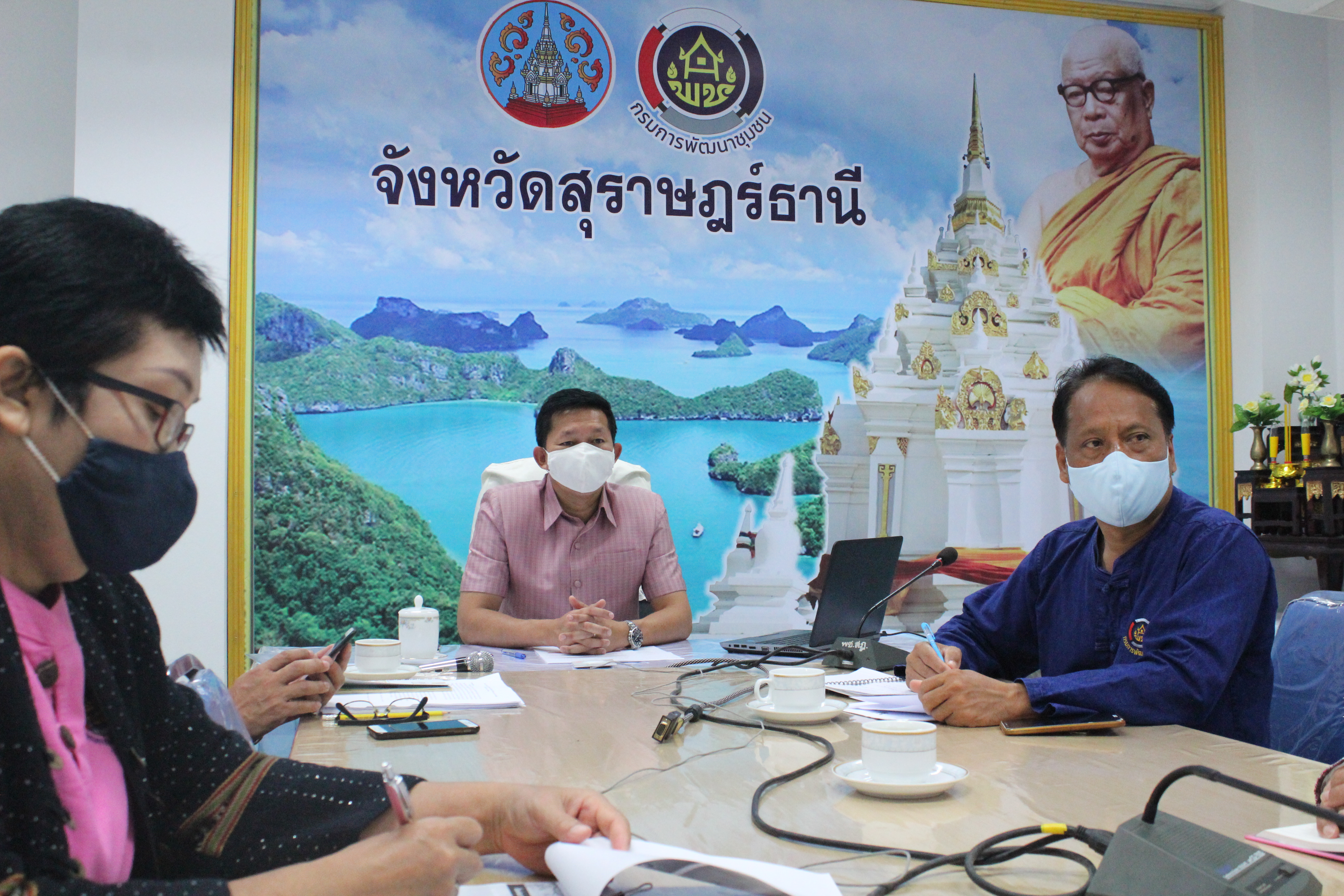 พช.สุราษฎร์ธานี  ร่วมรับฟังการประชุมกรมการพัฒนาชุมชน ครั้งที่ 4/2563 ผ่านระบบประชุมทางไกล (Video Conference) และระบบ TVพช.