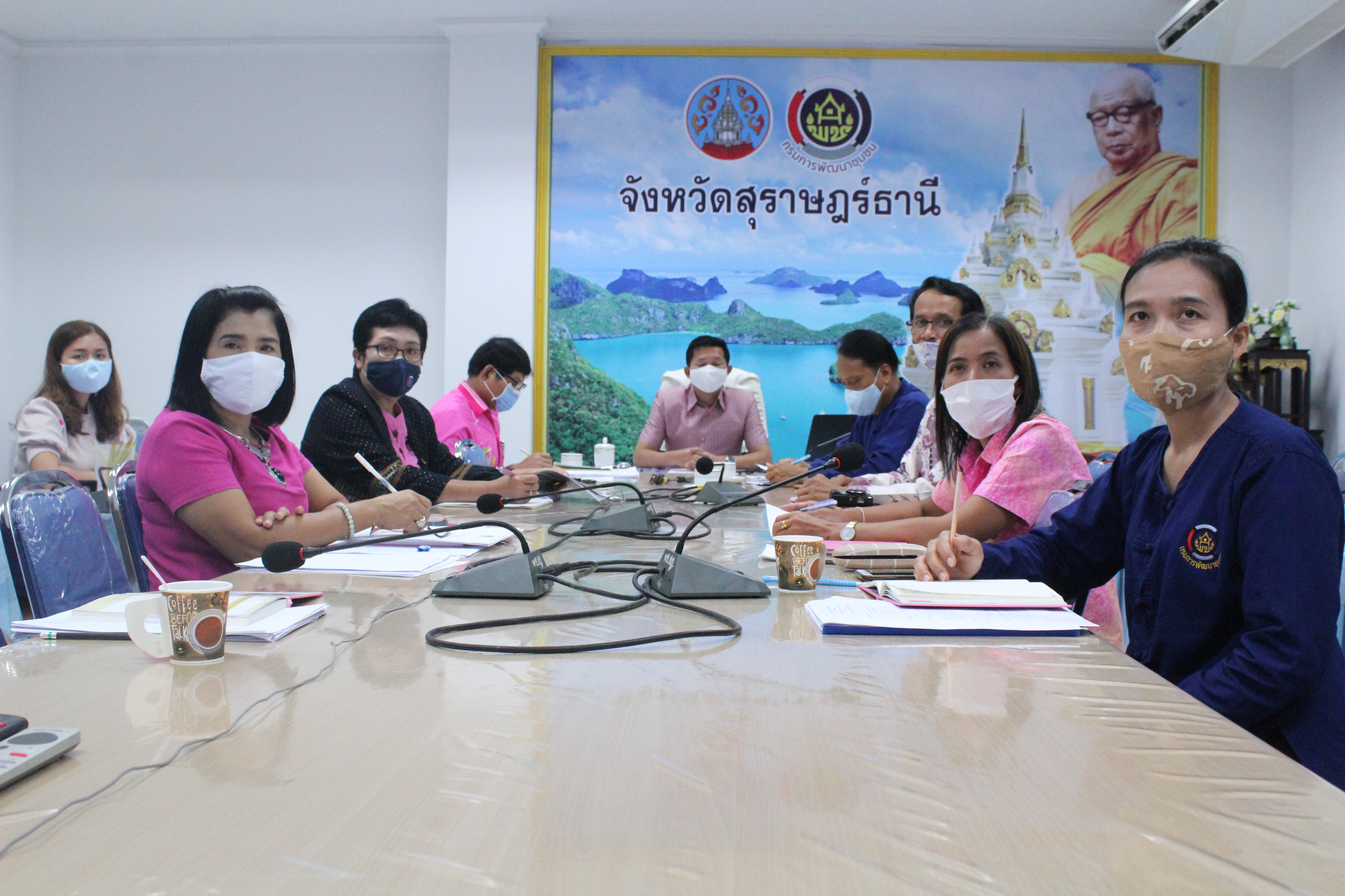 พช.สุราษฎร์ธานี  ร่วมรับฟังการประชุมกรมการพัฒนาชุมชน ครั้งที่ 4/2563 ผ่านระบบประชุมทางไกล (Video Conference) และระบบ TVพช.