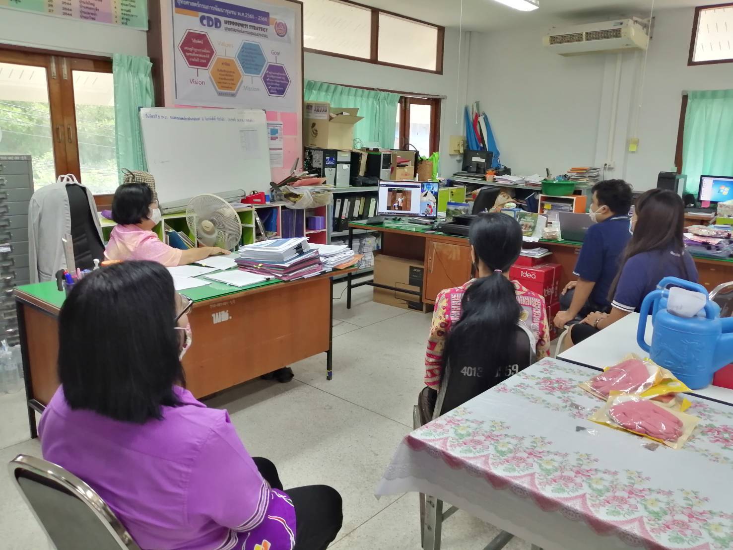 พช.สุราษฎร์ธานี  ร่วมรับฟังการประชุมกรมการพัฒนาชุมชน ครั้งที่ 4/2563 ผ่านระบบประชุมทางไกล (Video Conference) และระบบ TVพช.