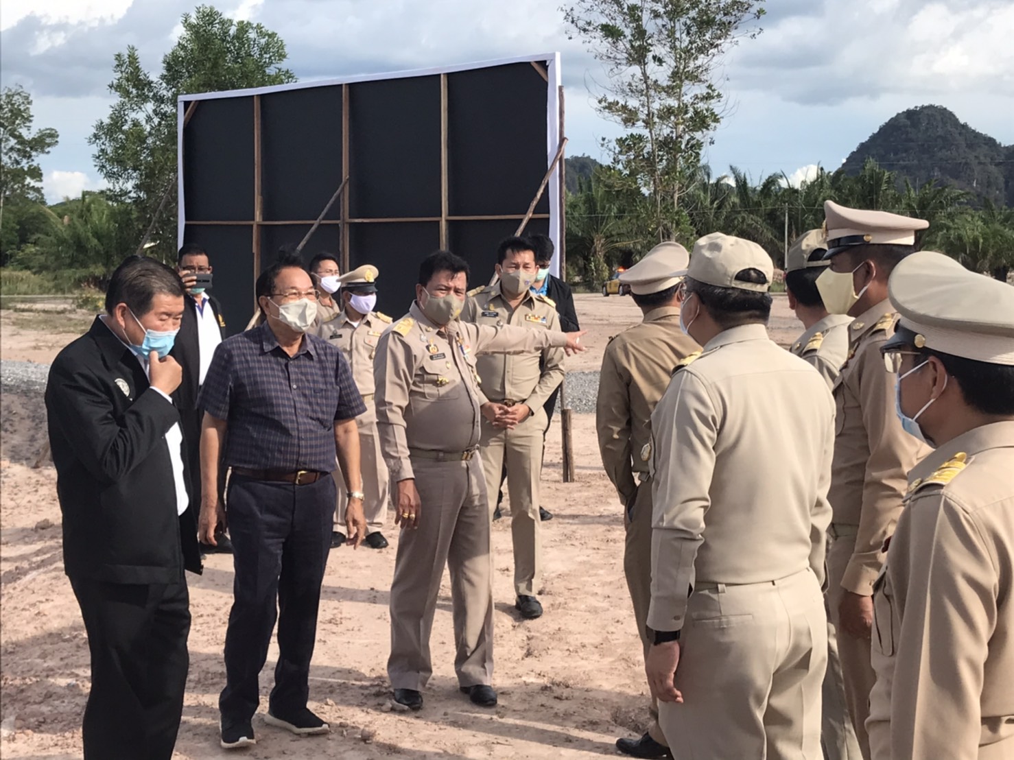 ชาวจังหวัดสุราษฎร์ธานี ยินดีต้อนรับ นายนิพนธ์ บุญญามณี รัฐมนตรีช่วยว่าการกระทรวงมหาดไทย